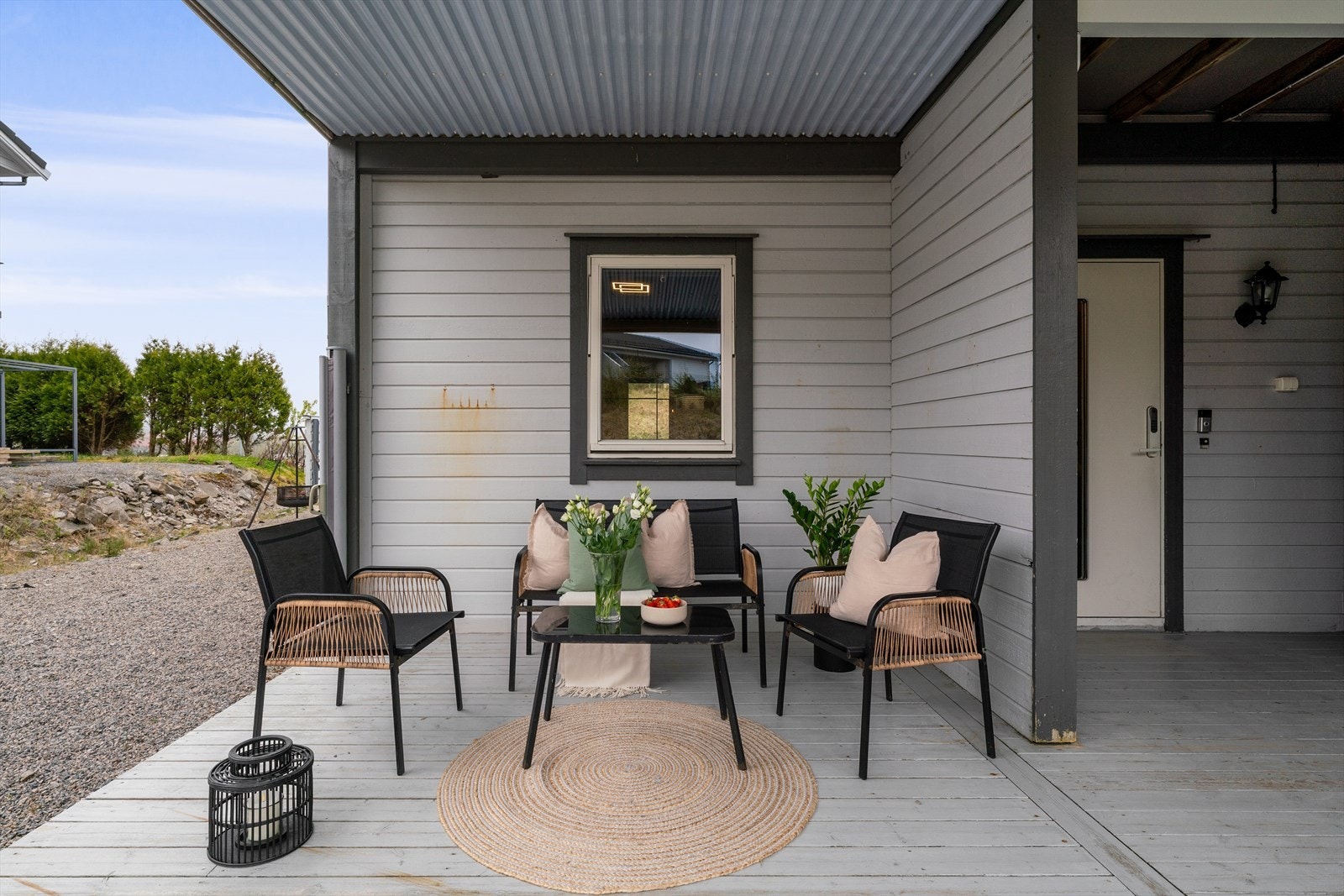 - Terrassen ved inngangspartiet måler 22,8 m² - Galleribilde