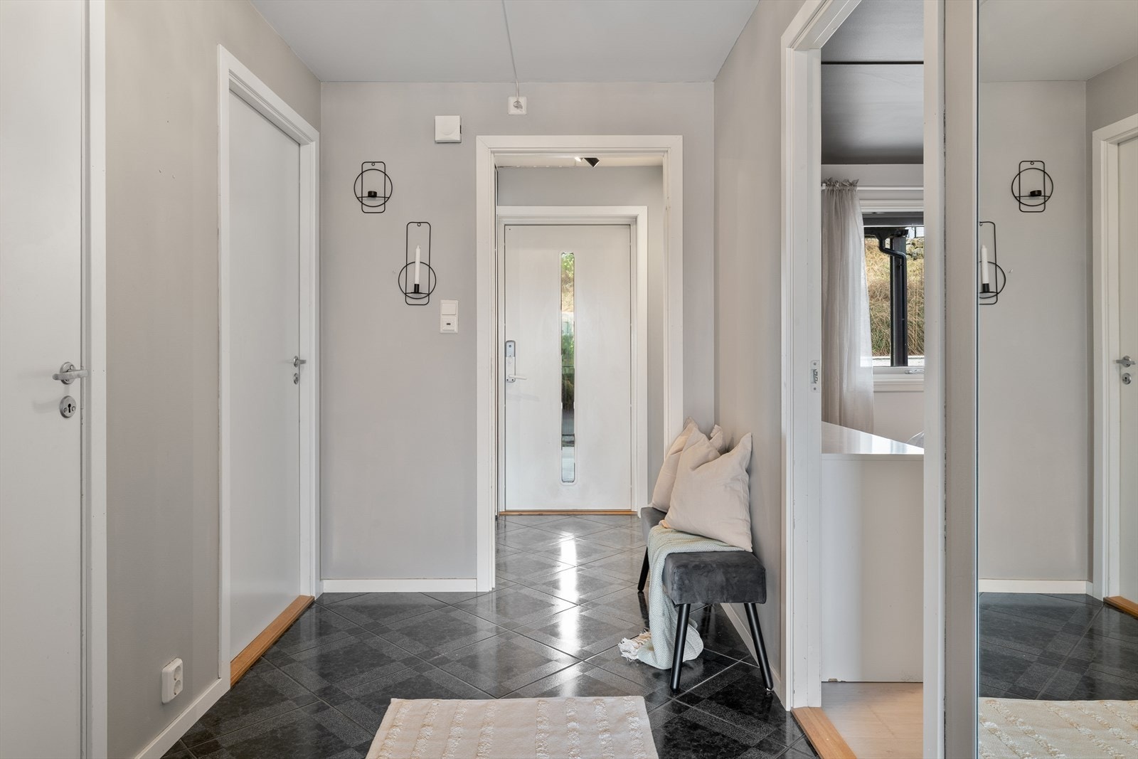 - Flislagt entré og gang som måler totalt 8,5 m² - Galleribilde