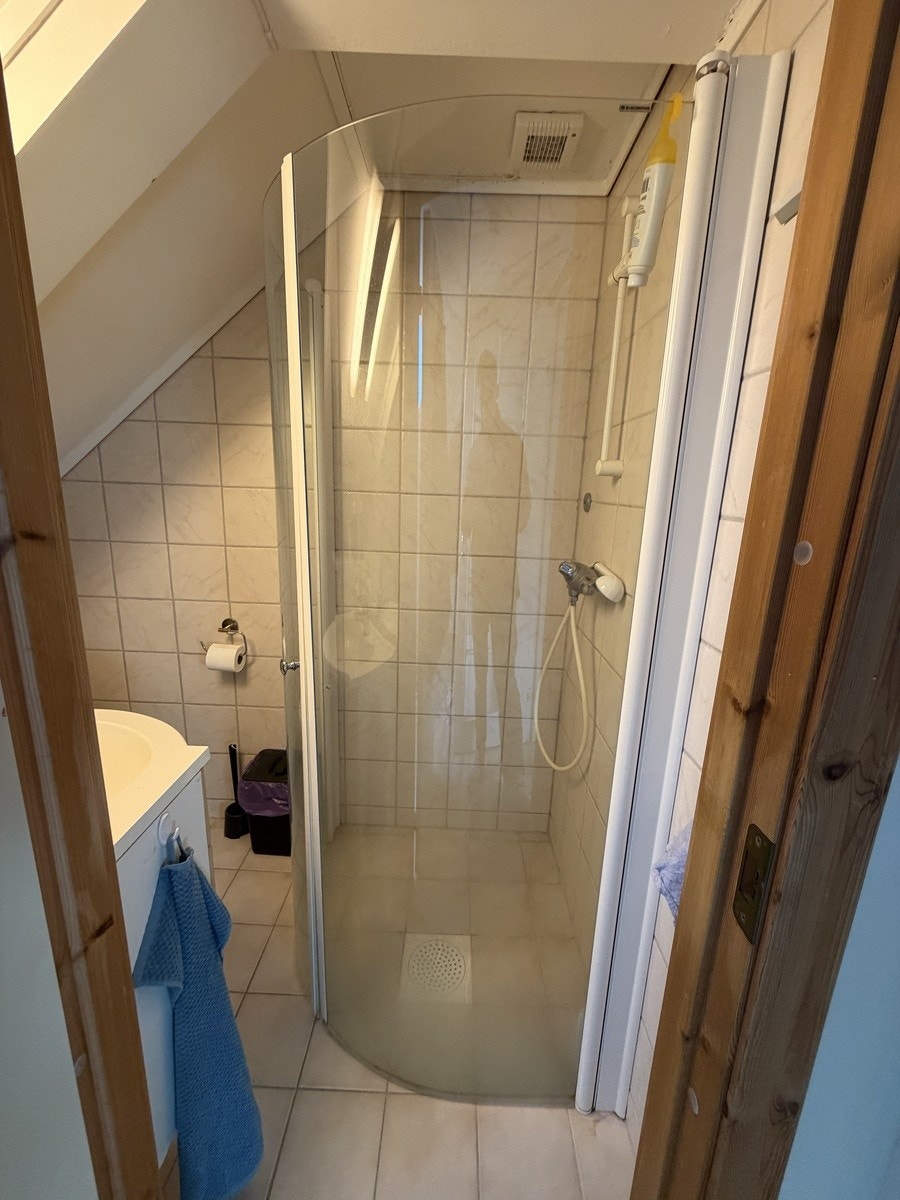 Innfellbare dusjvegger på badet for praktisk bruk Galleribilde