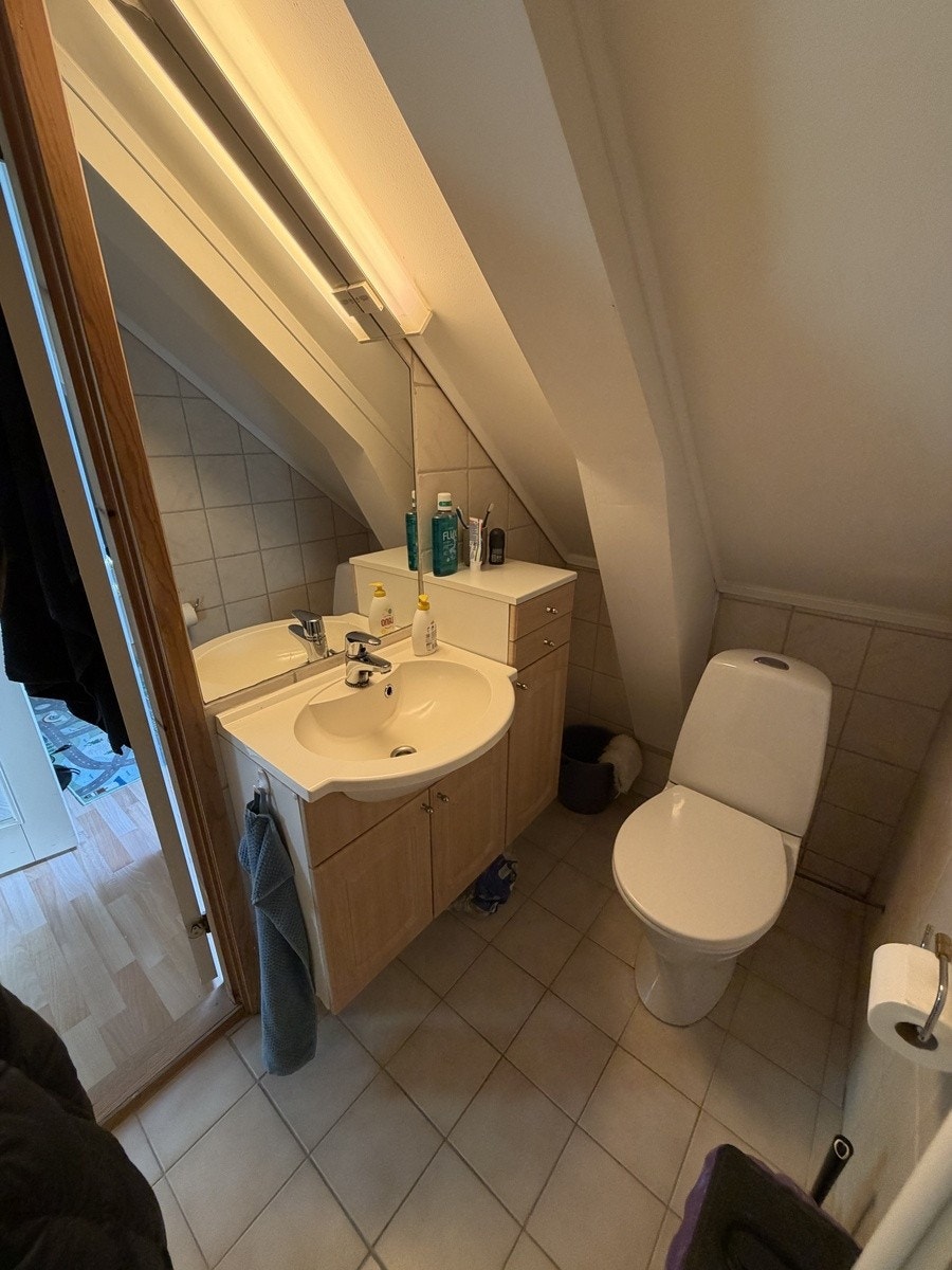 Romslig baderomsinnredning Galleribilde