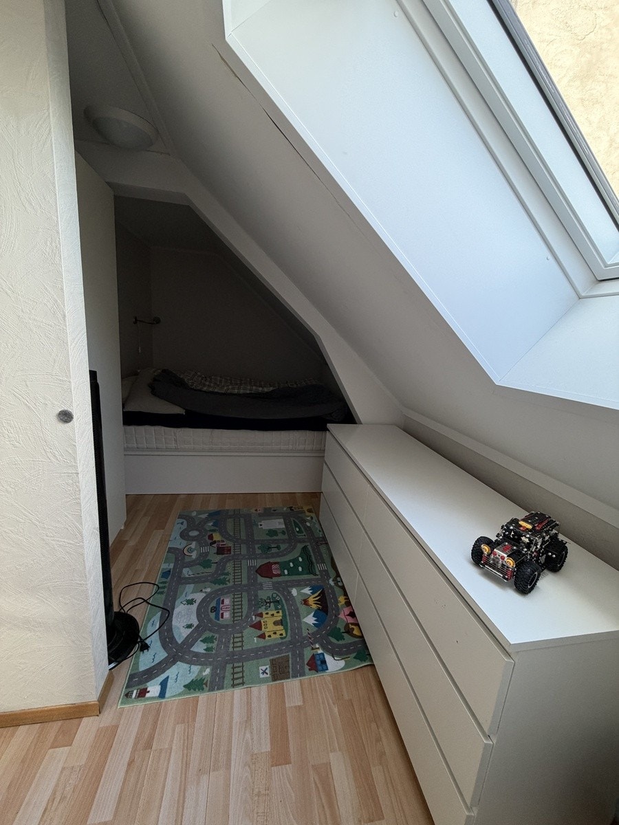 Ved å utnytte skråtaket er soverommet velfungerende Galleribilde
