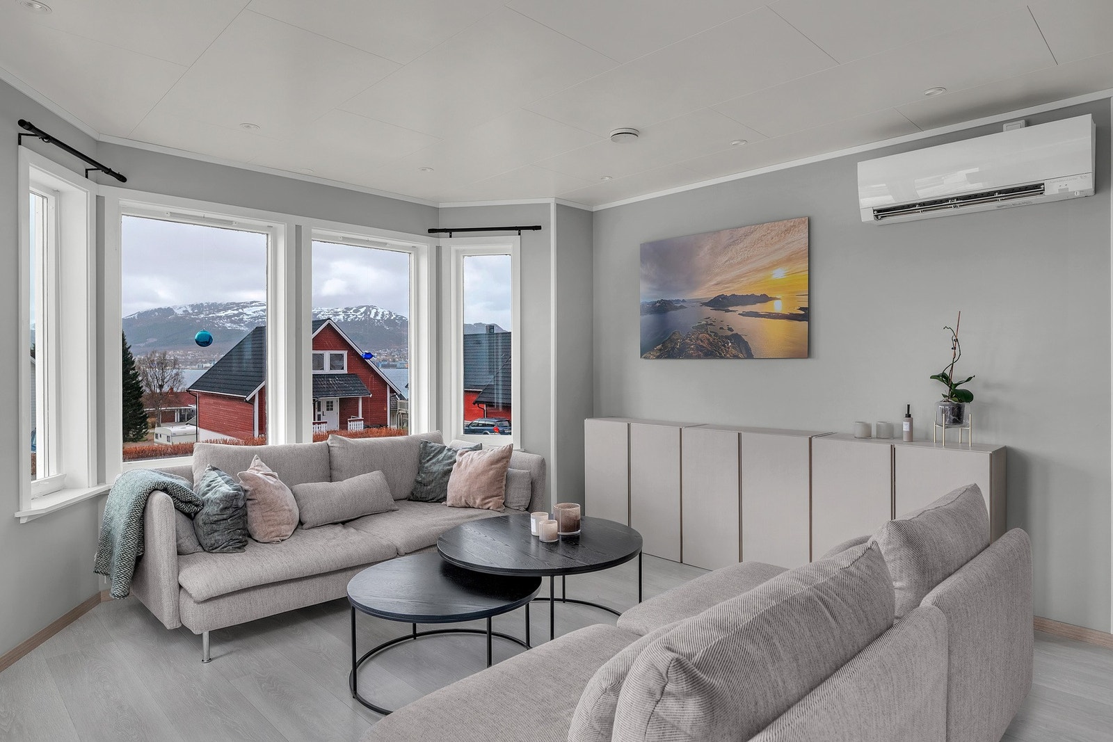 Grei utsikt fra de store vinduene i stuen Galleribilde