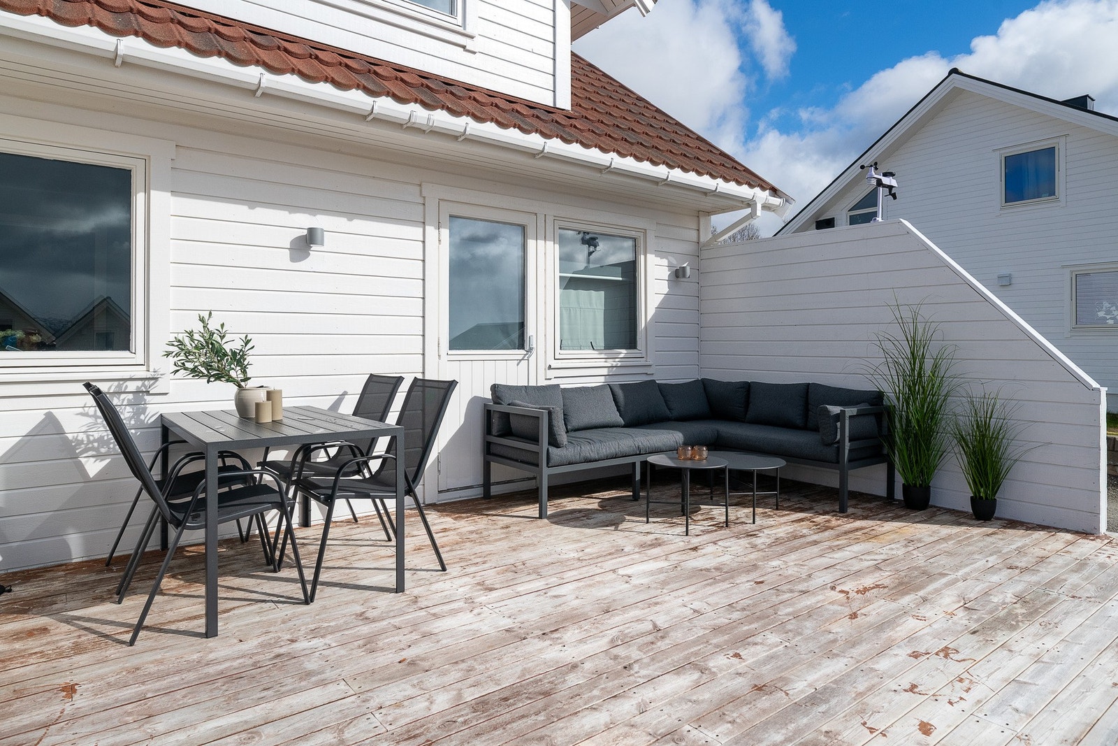 Solrik terrasse med god plass for diverse utemøblering - Terrassen ble utvidet i 2024 Galleribilde