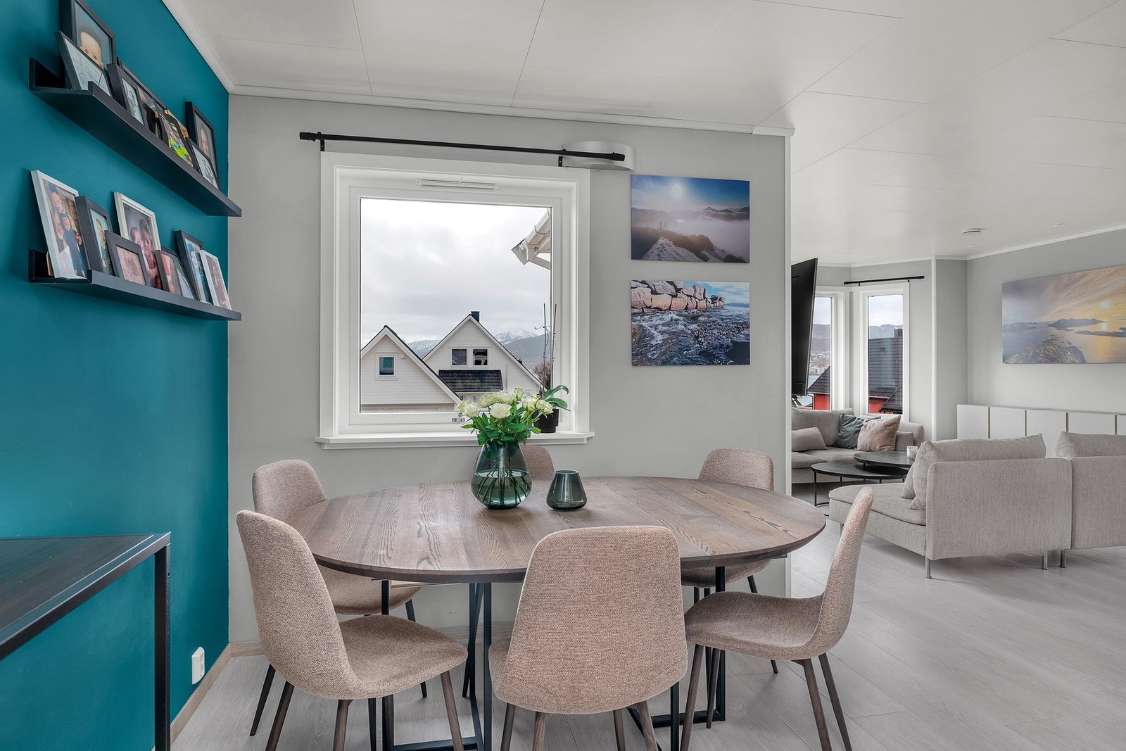 En innbydende stue med plass for møblering i flere soner Galleribilde