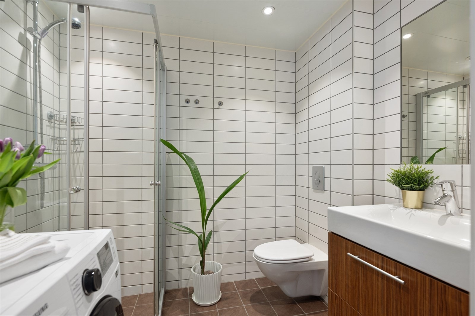 Badet fra 2010 er utstyrt med servant i servantskap, dusjsone og vegghengt toalett. Galleribilde