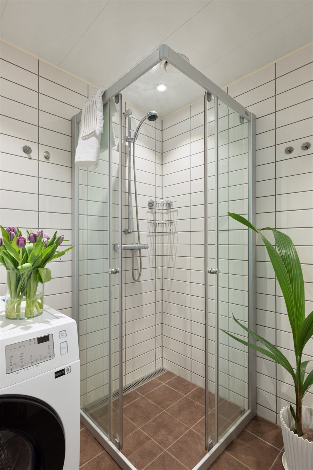 Badet har opplegg for vaskemaskin og tørketrommel. Galleribilde
