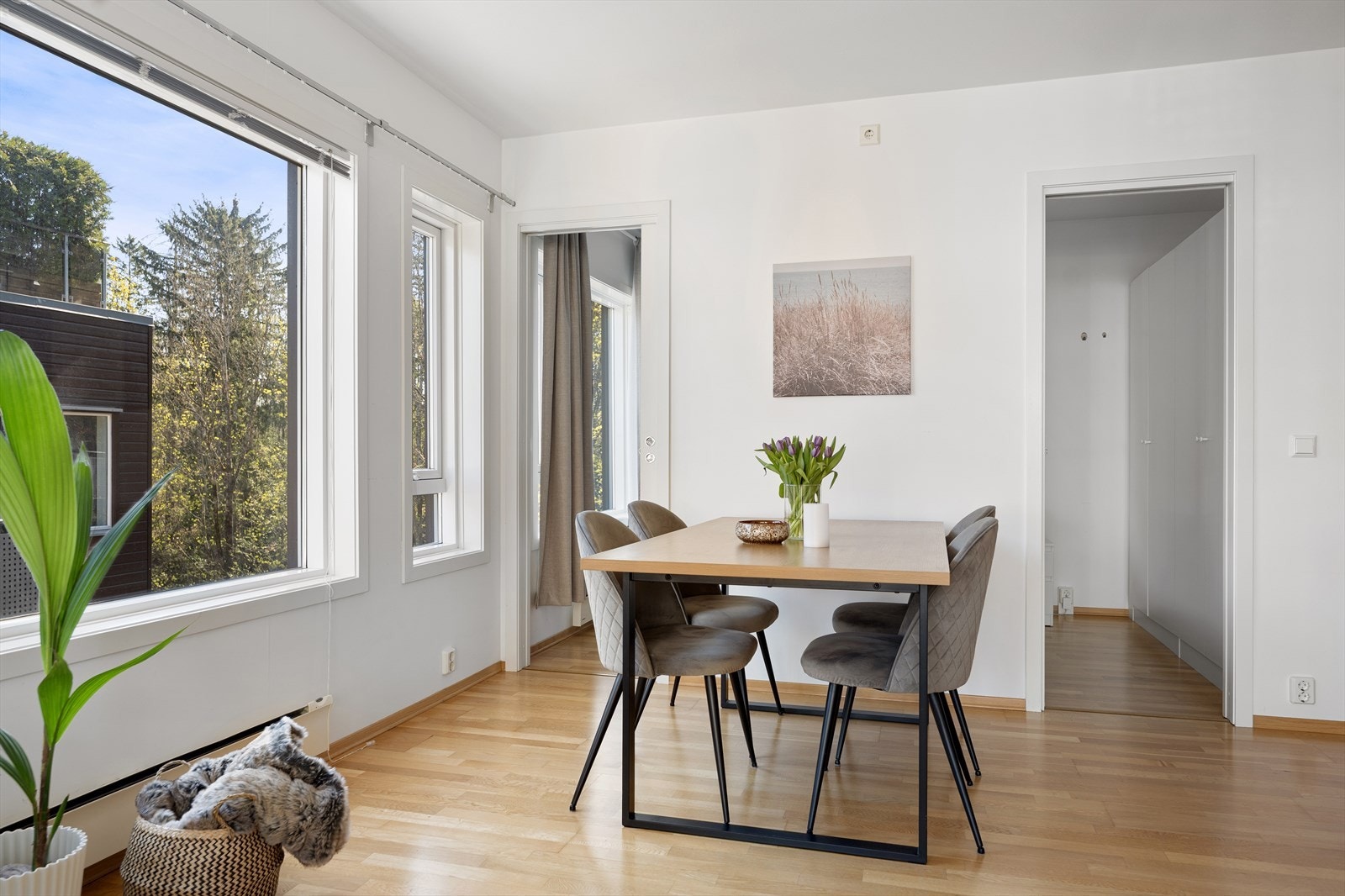 Stuen har store vindusflater som gir rikelig med naturlig lys da leiligheten ligger i enden. Galleribilde