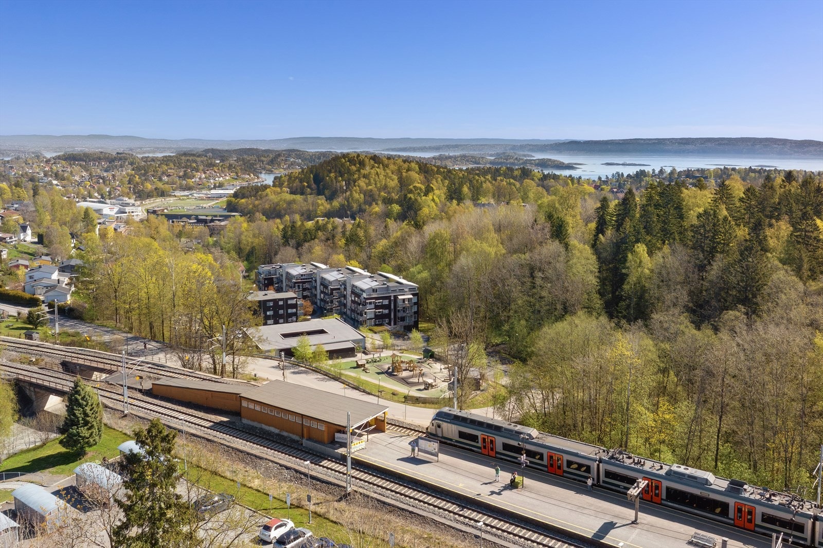 Togstasjonen ligger innenfor 5 minutter gange, og tar deg inn til Oslo på ca. 20 minutter. Galleribilde