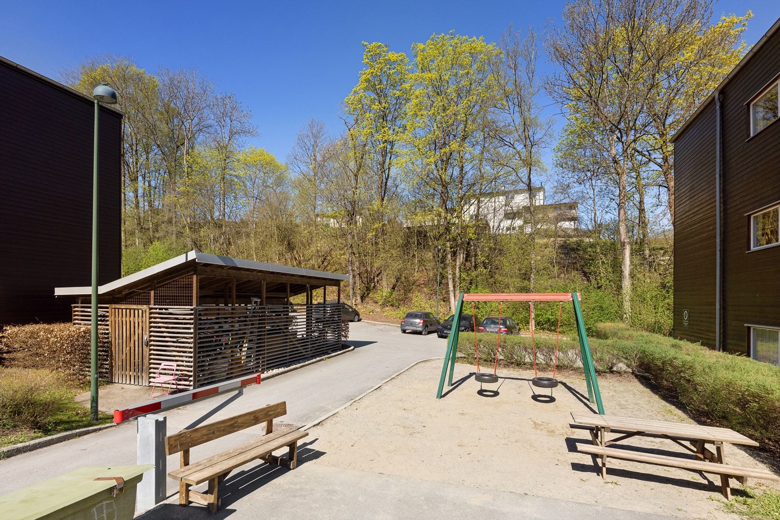 Sykkelparkeringen er under tak. Galleribilde