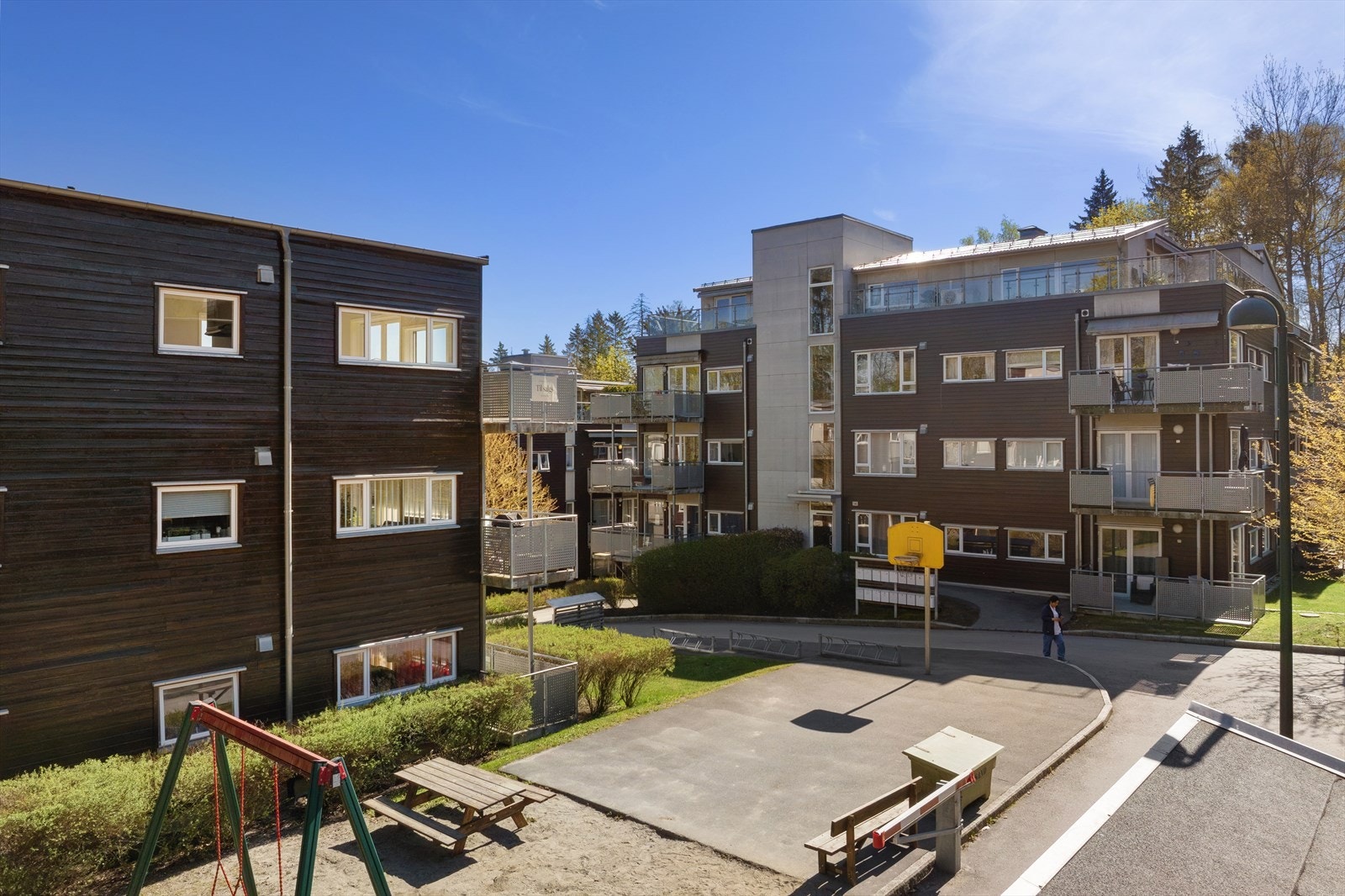 Sameiet har fine fellesområder med lekeplass og sykkelparkering. Galleribilde