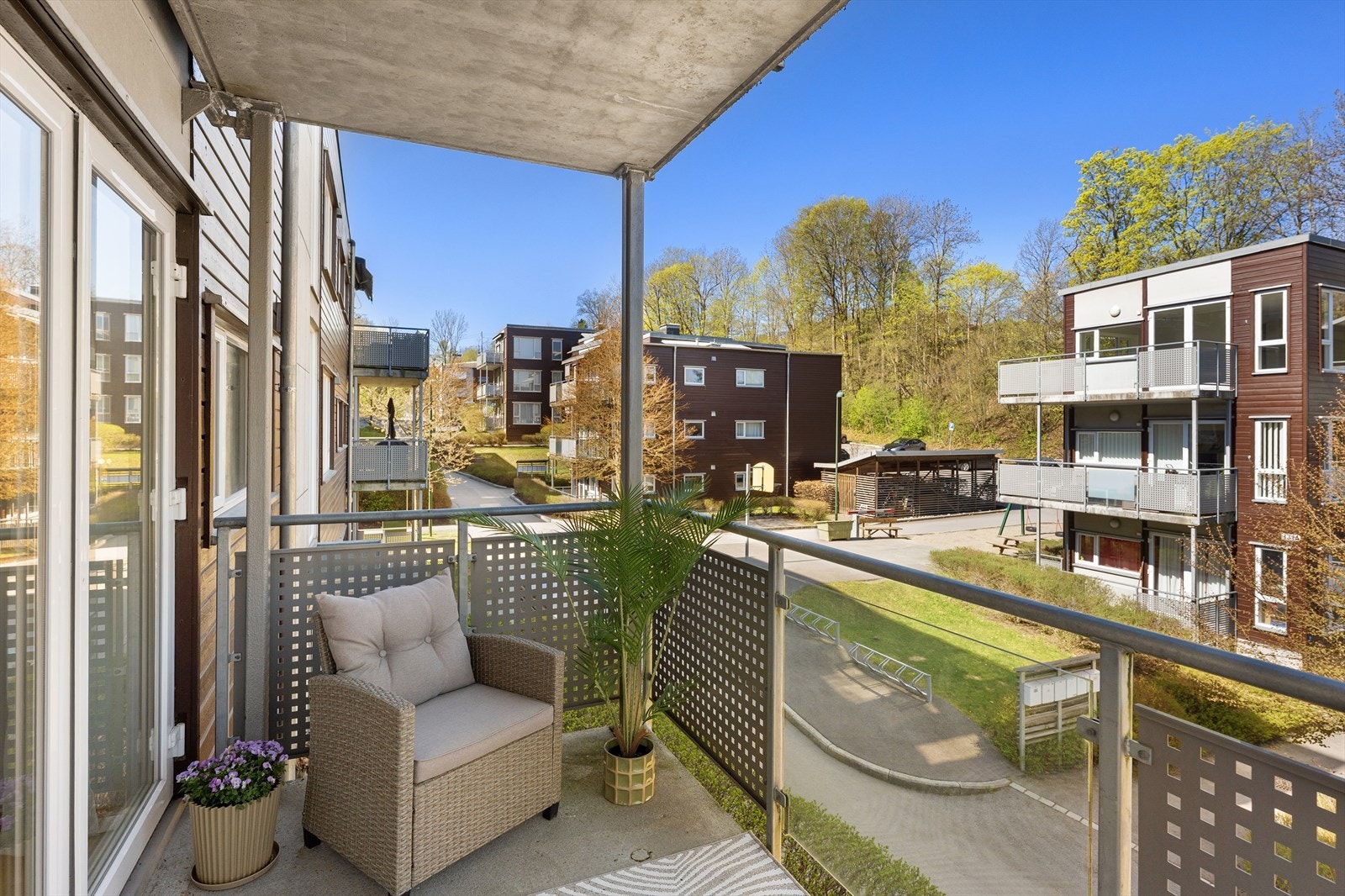 Fra stuen er det direkte utgang til en romslig og solrik balkong på 8 m² med god plass til en sittegruppe. Galleribilde