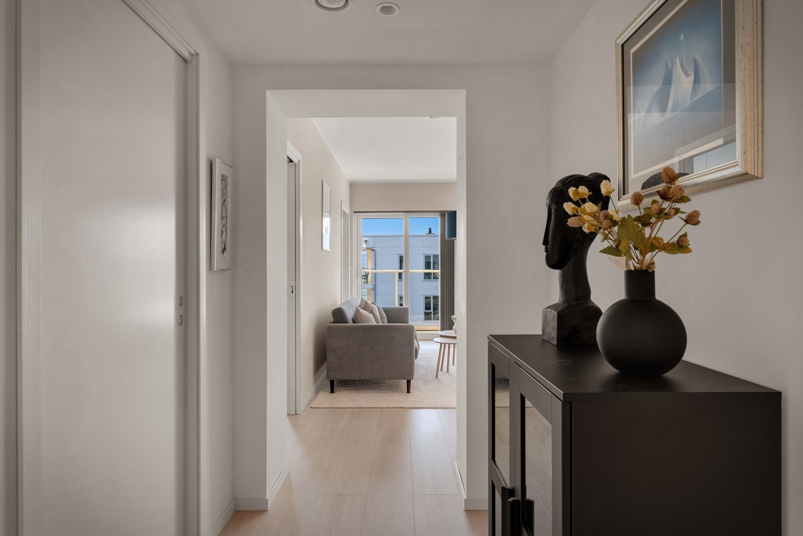 - Leiligheten har balansert ventilasjon med varmegjenvinning, noe som bidrar til bedre luftkvalitet, innemiljø og energieffektivitet - Galleribilde