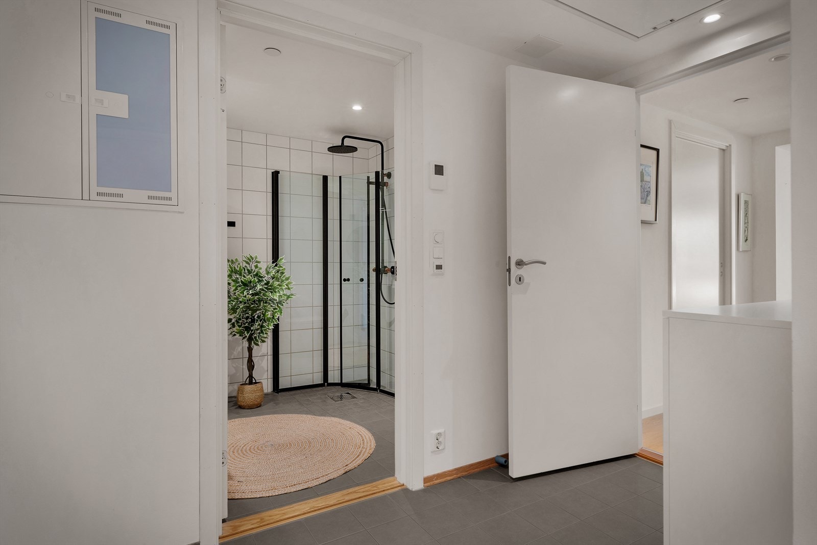 - Entréen måler 5m² og har praktiske fliser og behagelig varme i gulv - Galleribilde