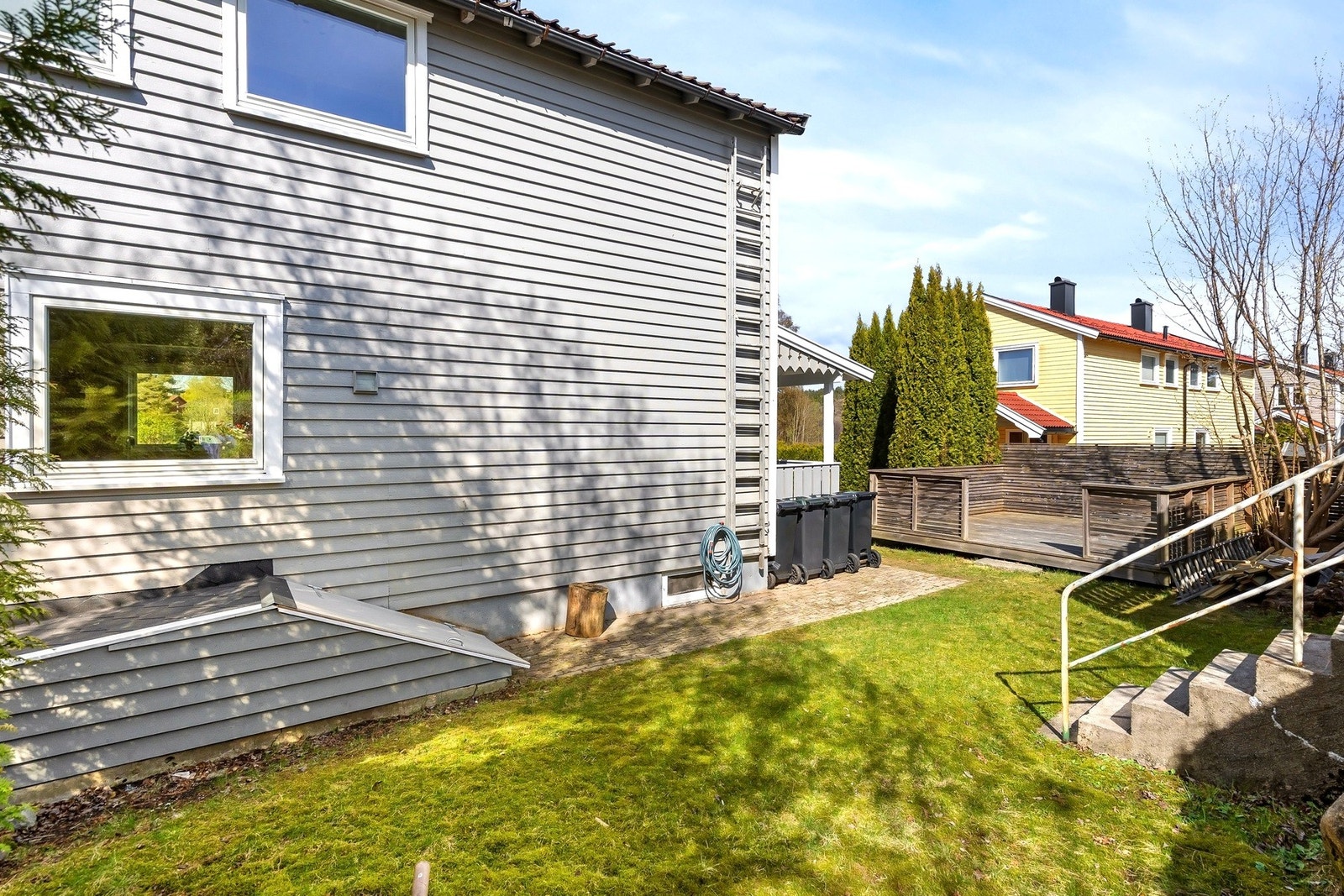Lettstelt hage med plass til lek og rekreasjon for familien. Galleribilde