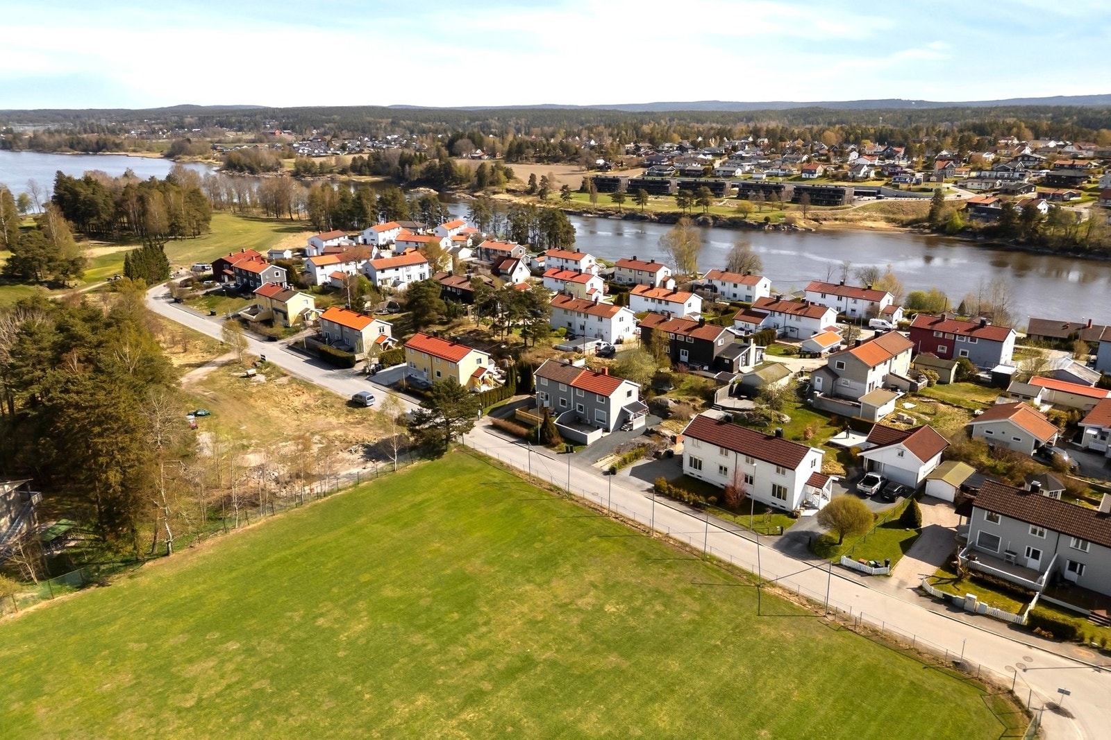 Eiendommen ligger i rolige og etablerte omgivelser på populære Opsund. Galleribilde