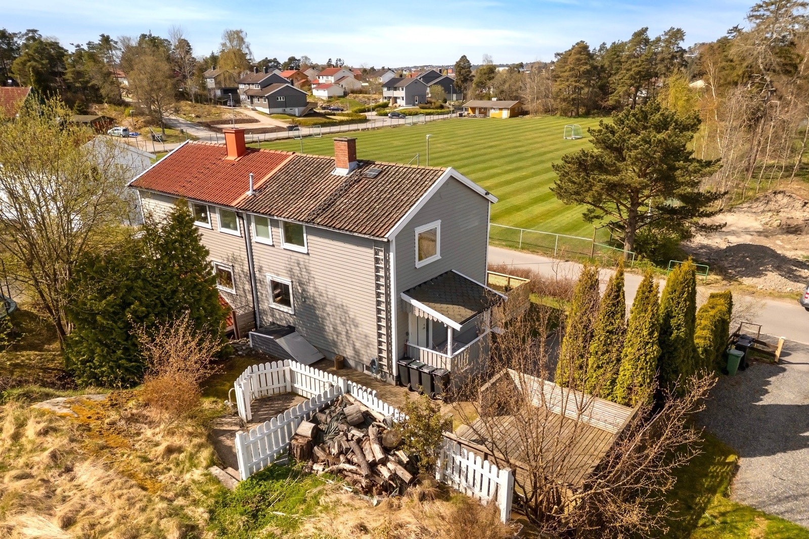 Det er kort vei til barnehage, skoler, idrettsanlegg og Borregaard Golfklubb. Galleribilde
