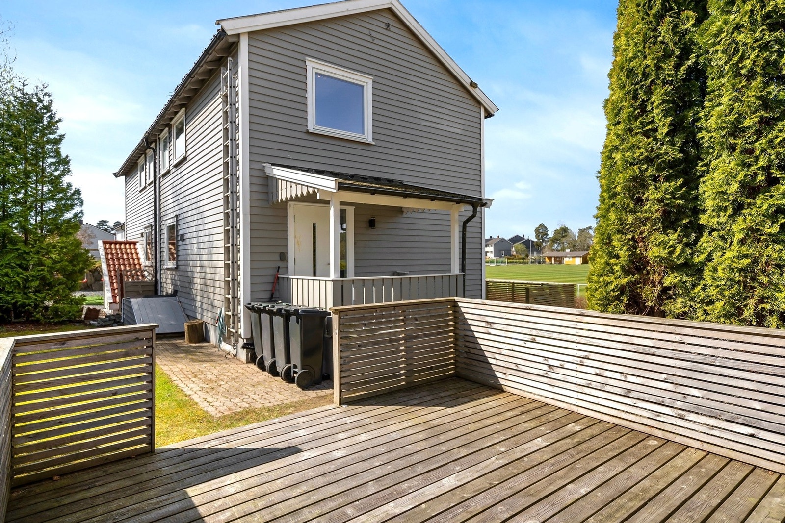Terrasse på baksiden av boligen er på ca. 16 m². Galleribilde