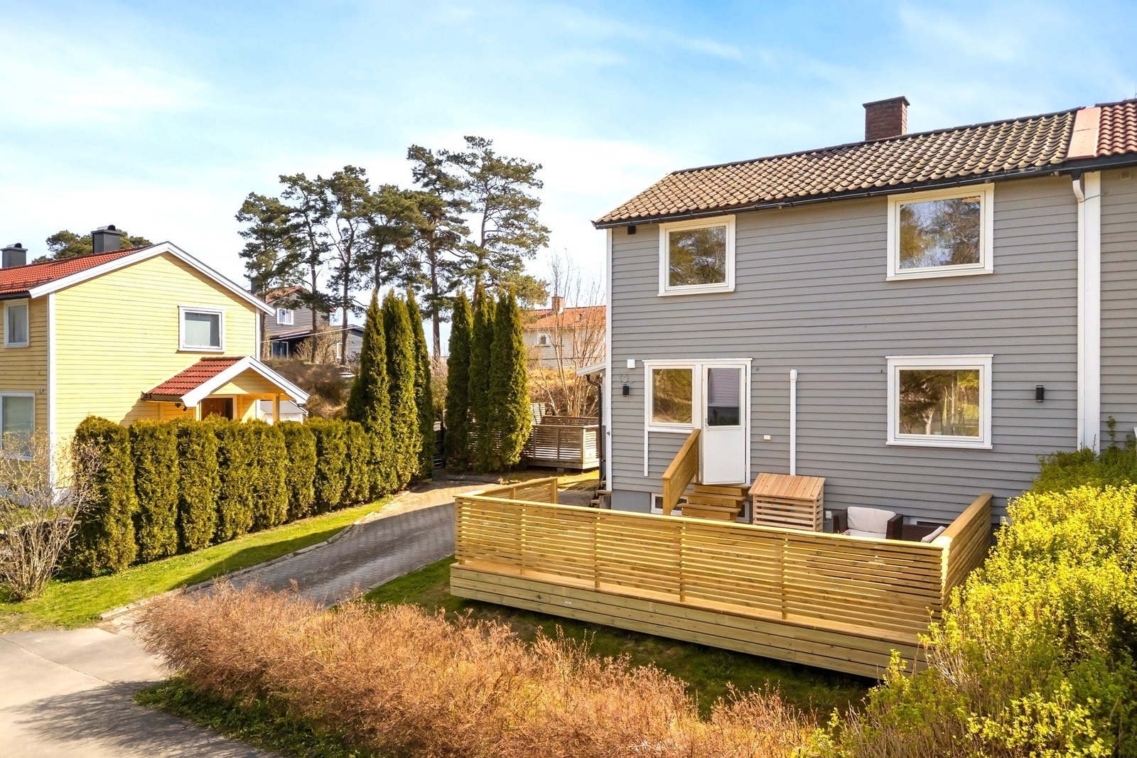 Nyere nordvestvendt terrasse med utgang fra stuen. Galleribilde