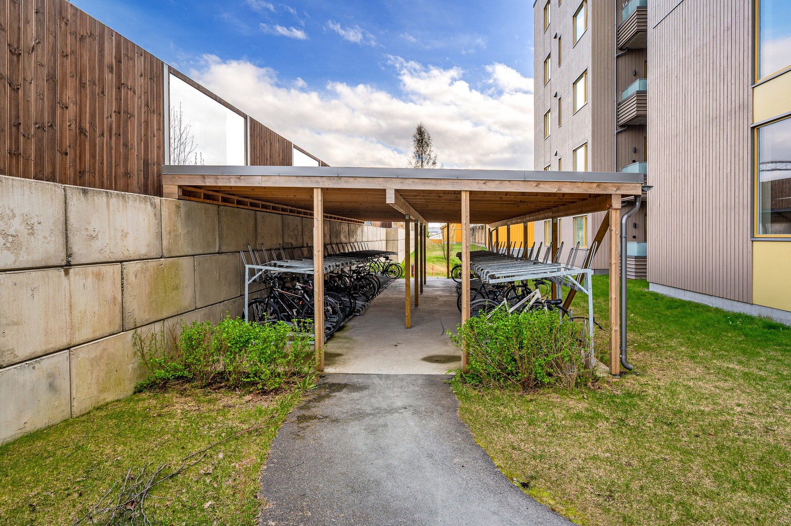 Fellesarealene er pent opparbeidet, og det er etablert felles utendørs sykkelparkering for beboerne. Galleribilde