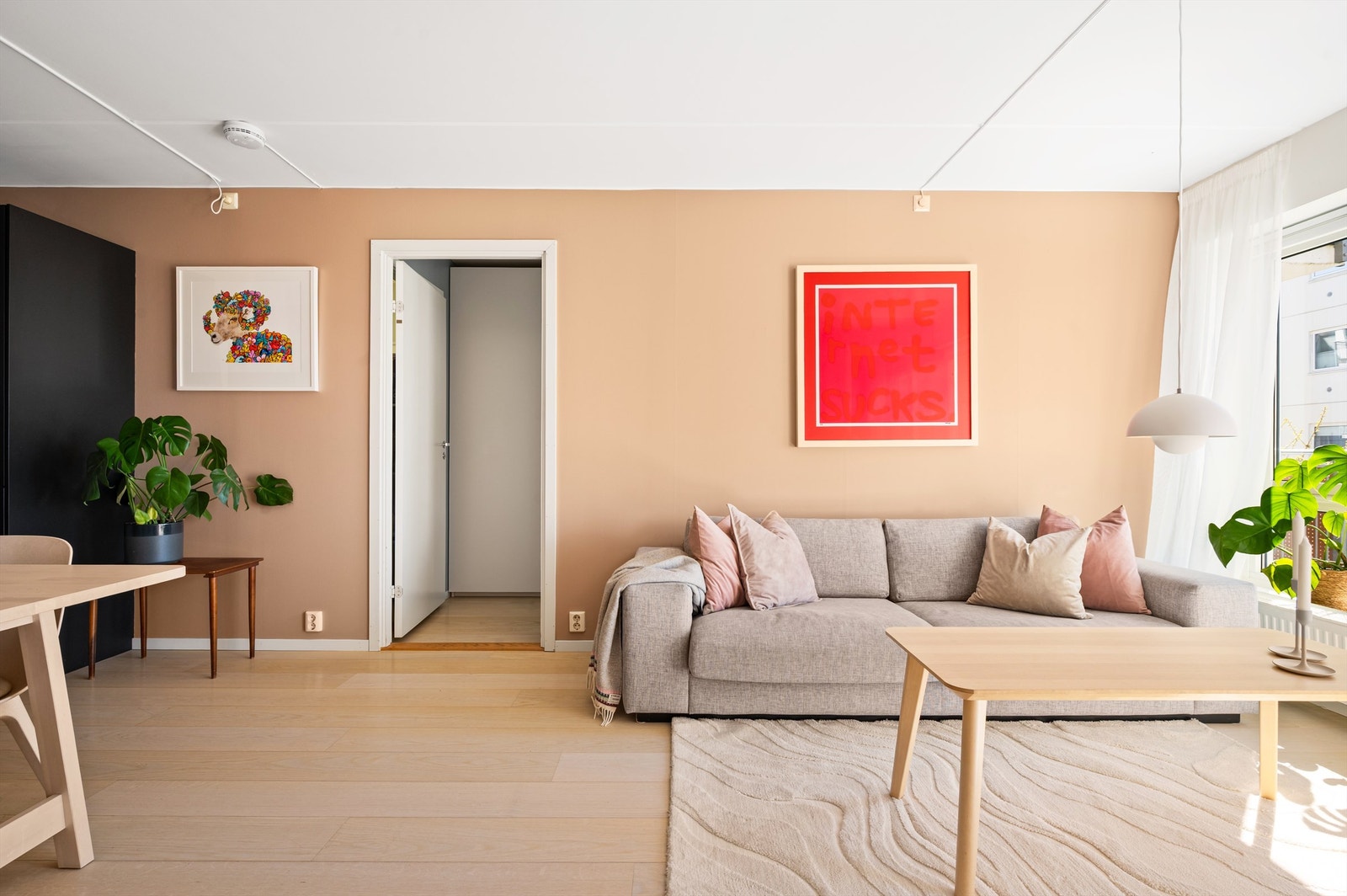Boligen har en god planløsning og ligger fint til i borettslaget. Stuen er av god størrelse med plass til sofa og tilhørende salongbord. Overflatene er holdt i behagelige og tidsriktige nyanser. Galleribilde