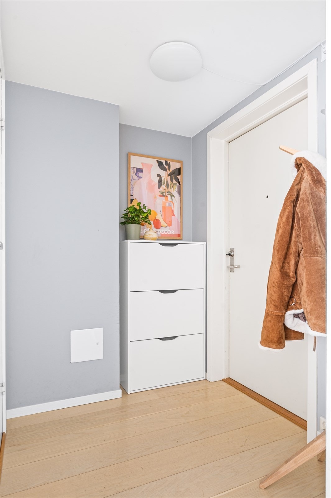 Her kan man henge fra seg jakker og sko, og entréen gir et godt førsteinntrykk av boligen. Velkommen inn! Galleribilde