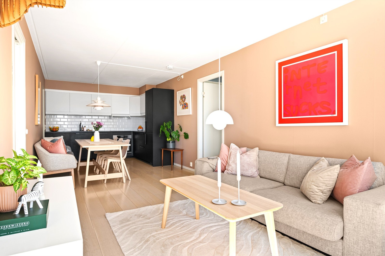I fin overgang mellom stue og kjøkken er det en naturlig plass for å innrede med et spisebord med gode muligheter for å invitere venner og kjente på middagsselskaper. Galleribilde