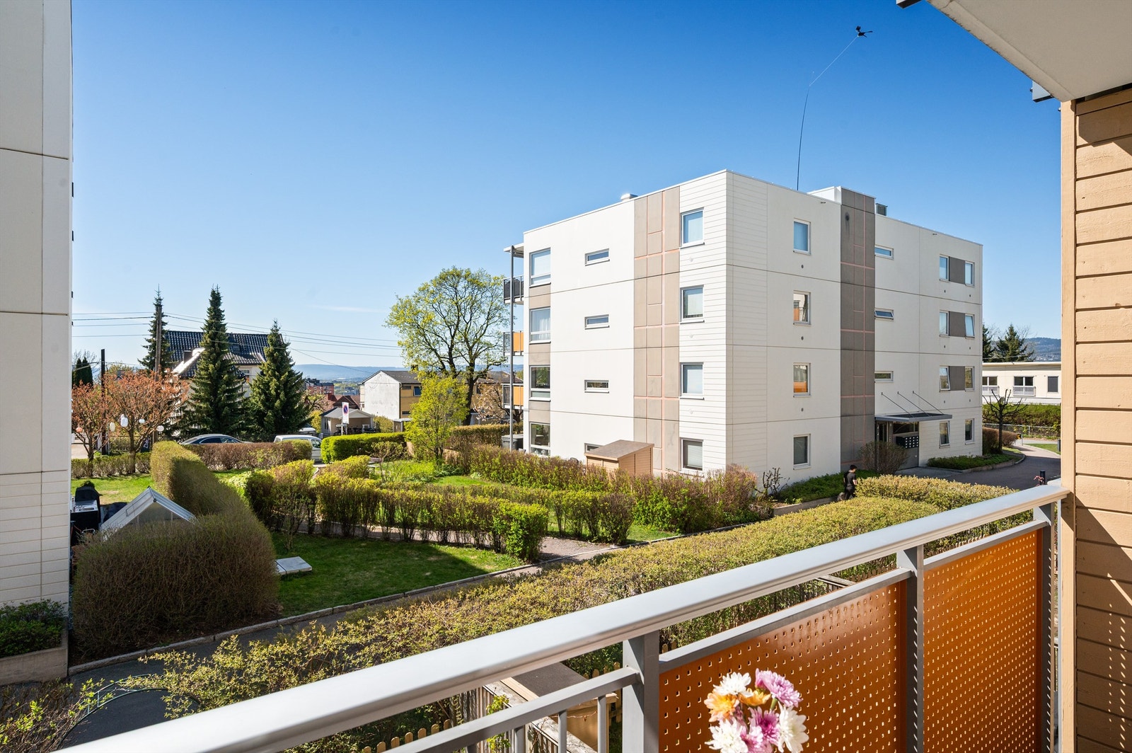 Fra stuen er det utgang til boligens balkong på 9 kvm. Balkongen vender sydvest. Om sommeren brukes balkongen som en del av stuen og matlagingen flyttes ut til grillen. Galleribilde