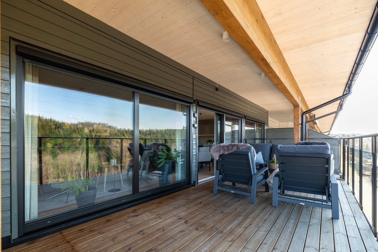 Skyvedør med 3-lags glass fra 2017 i pvc, beslått med aluminium Galleribilde