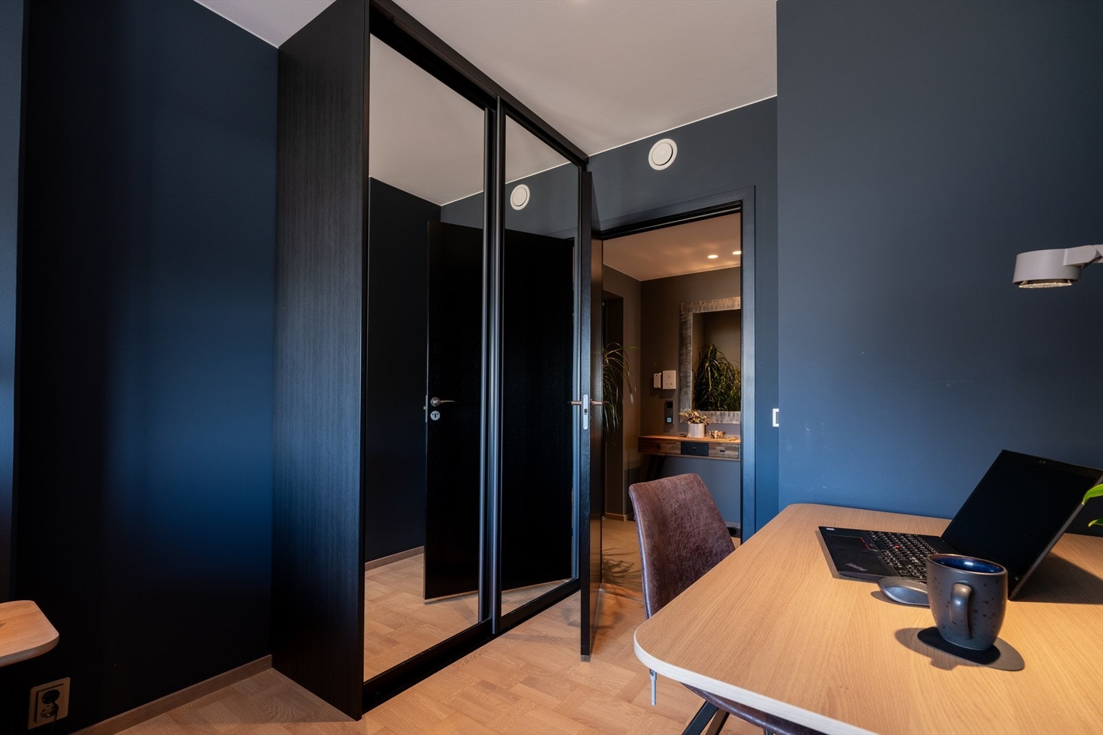 Stor skyvedørsgarderobe medfølger Galleribilde