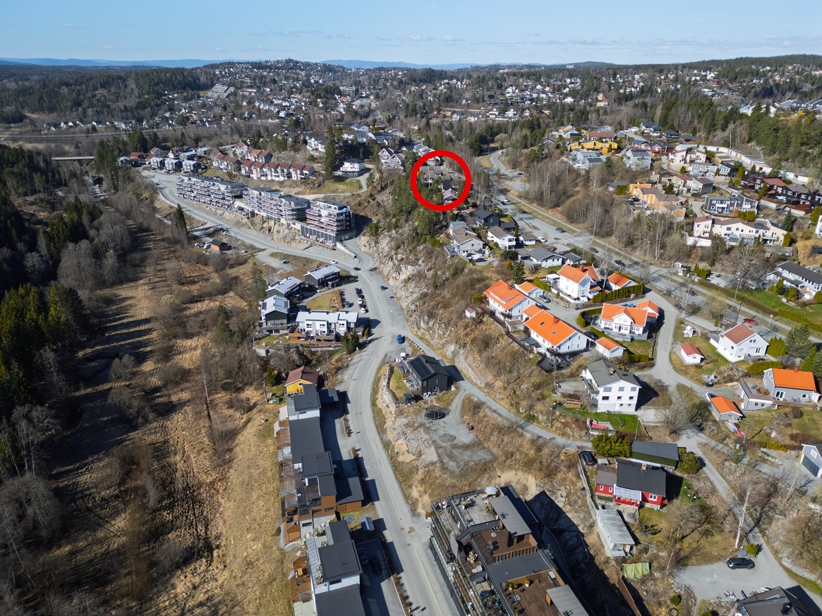 "Hvis vi vil til Ski eller Oslo uten bil er det praktisk og enkelt at det er buss stopp rett opp gangveien like bak huset" - Selger Galleribilde