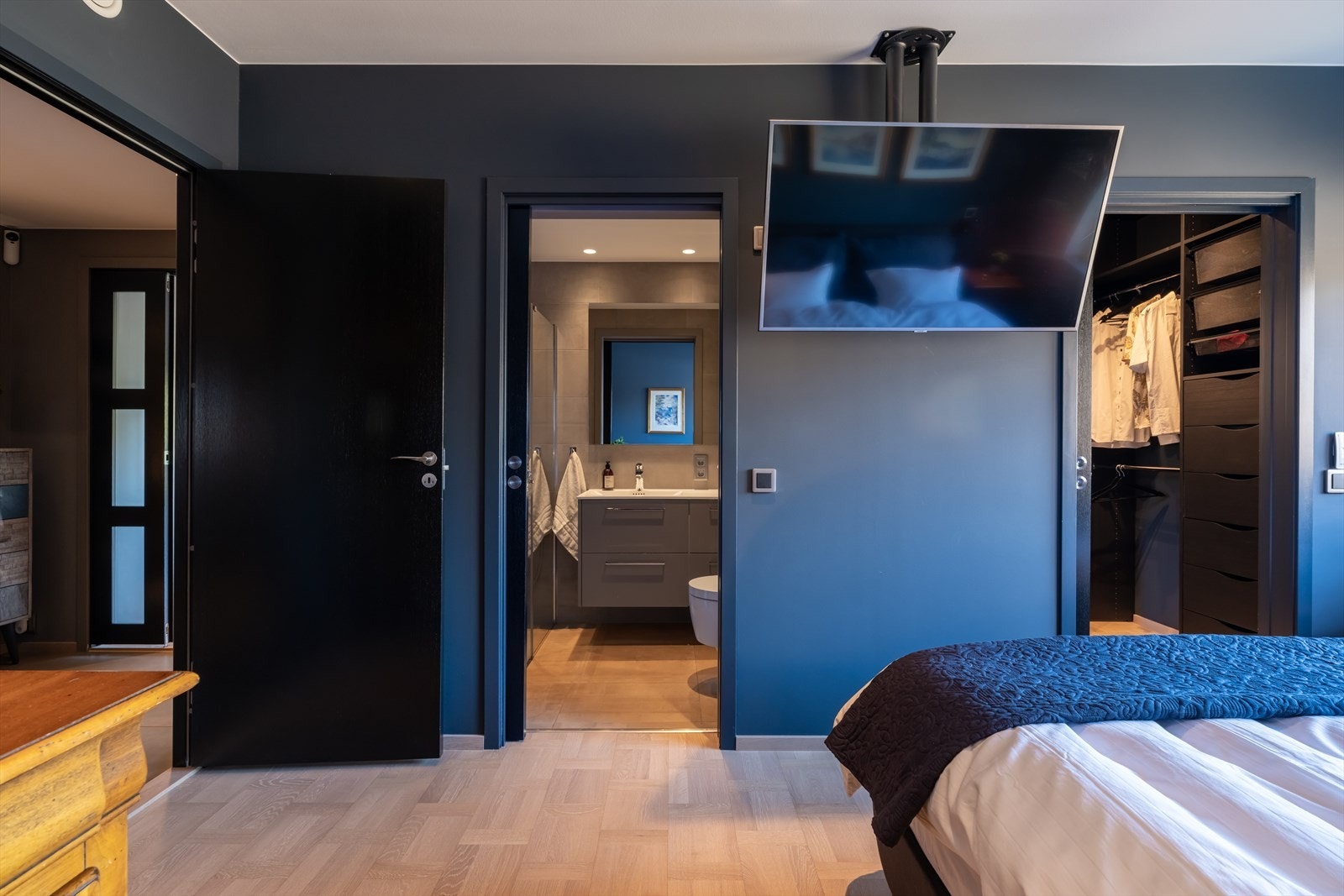Fra hovedsoverommet er det direkte adkomst til både bad og garderobe Galleribilde