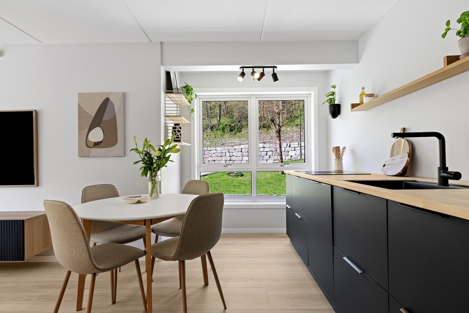Store vindusflater som slipper inn godt med naturlig lys. Galleribilde