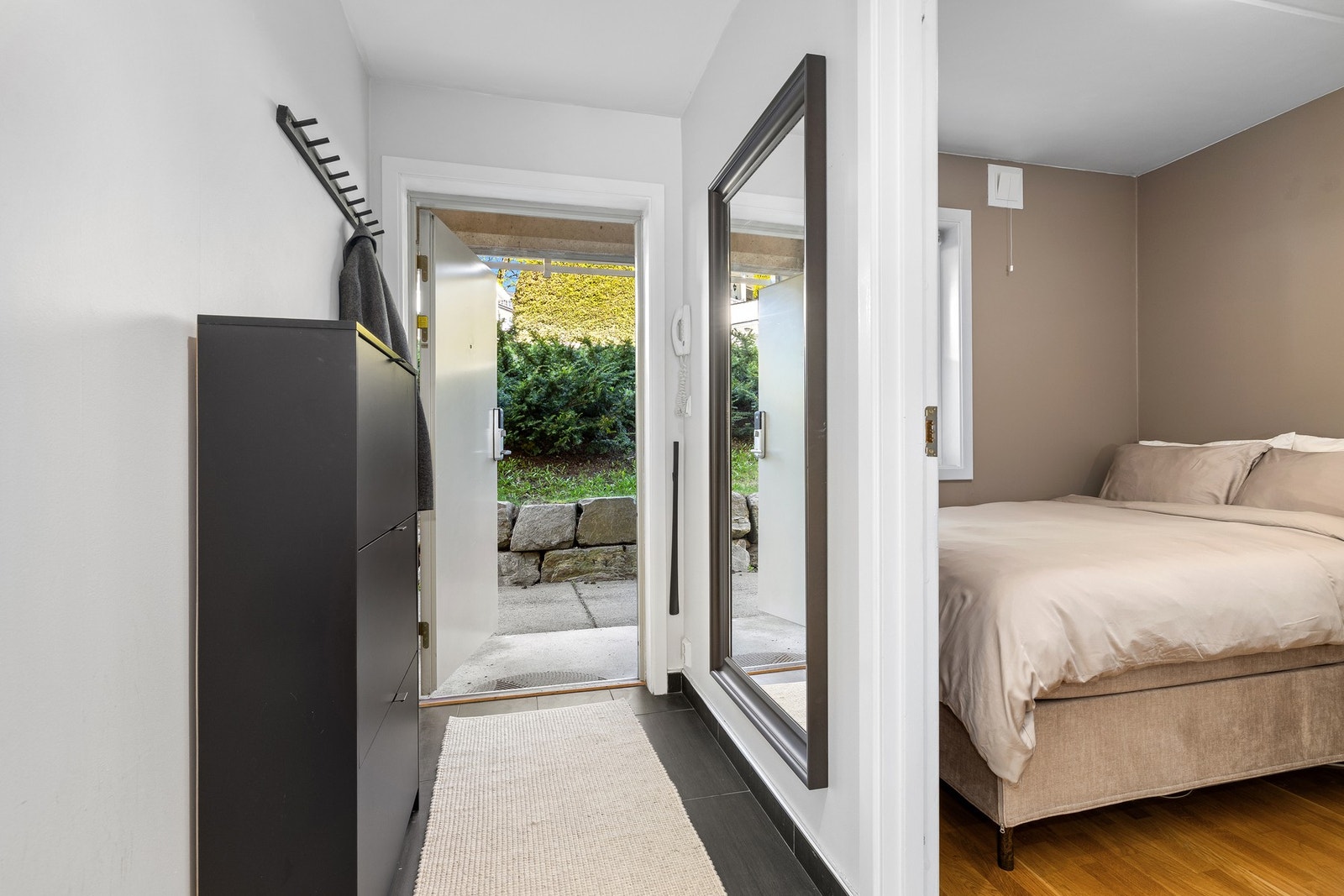 Entréen gir et hyggelig og ryddig førsteinntrykk med god plass til yttertøy og sko, og har flislagt gulv med vannbåren varme som gir god komfort. Galleribilde