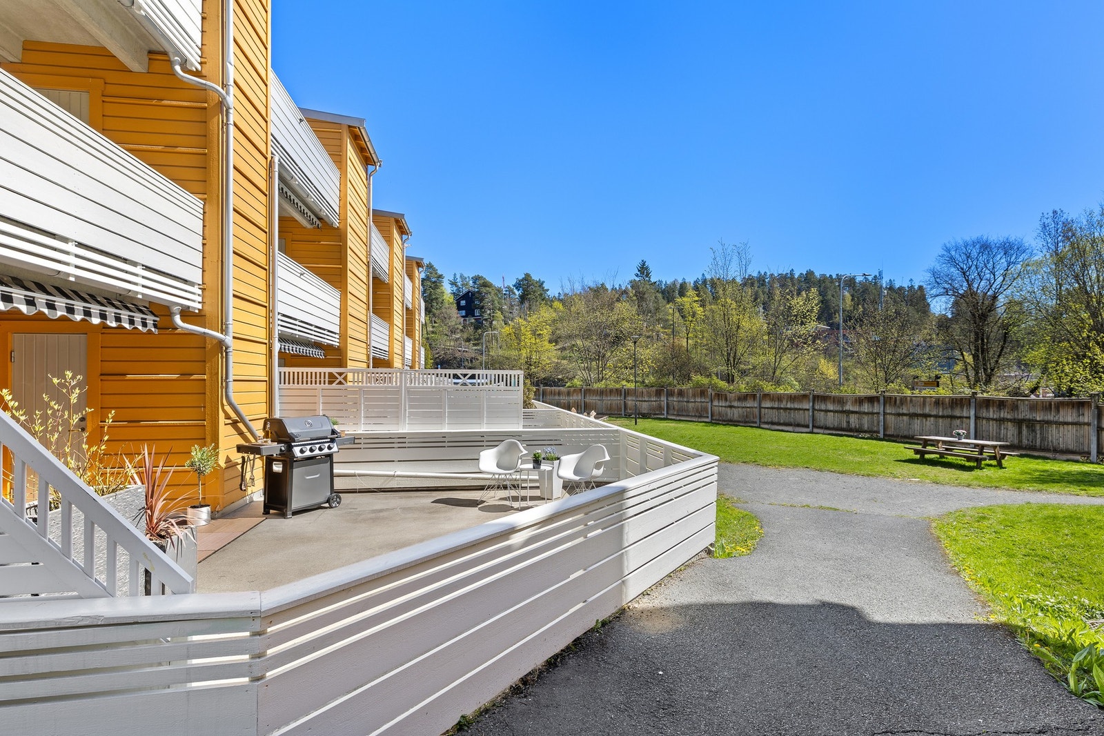 Tre leilighetsbygg ligger spredt på en relativt flat felles tomt på 5430 m². Galleribilde