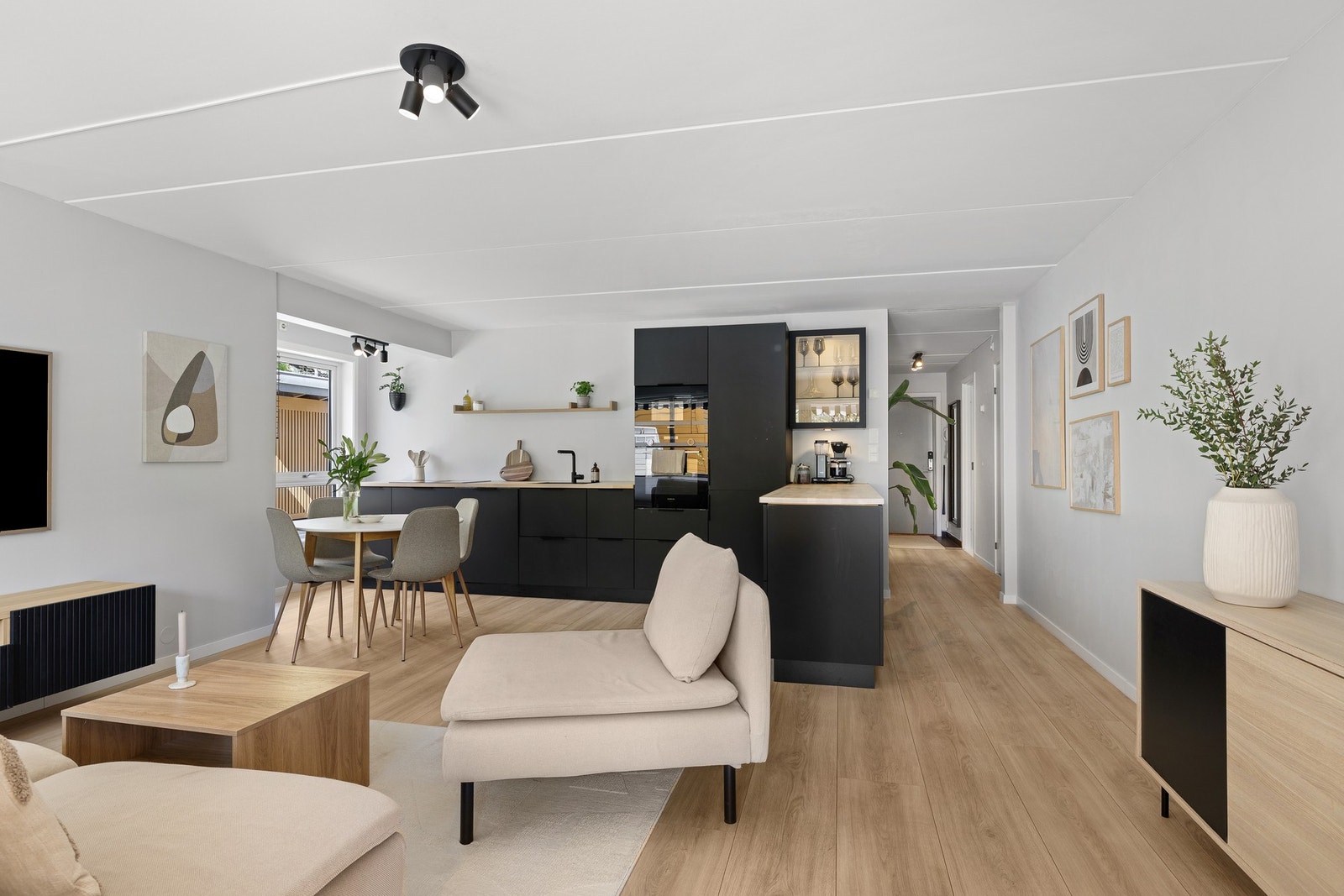 Stuen lar seg møblere i soner, med plass for både sofagruppe og spisestue. Galleribilde