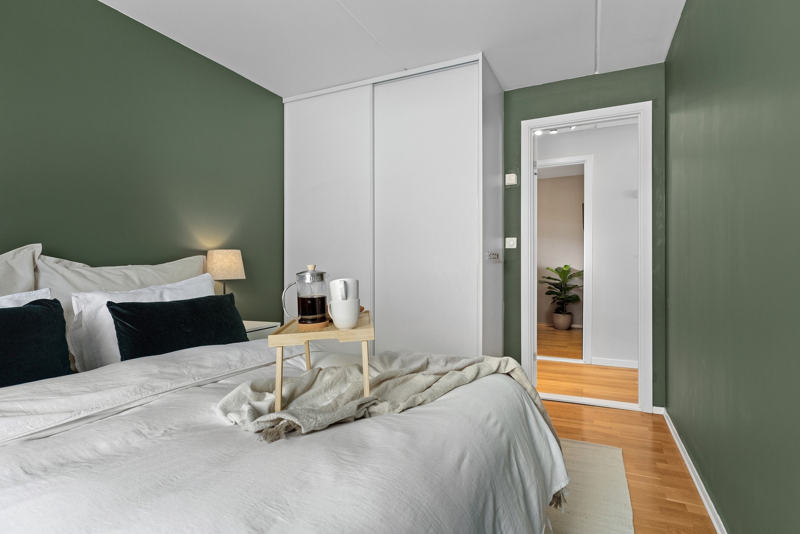 Hovedsoverommet har god plass til dobbeltseng og garderobeløsning, og er i dag innredet med skyvedørsgarderobe Galleribilde