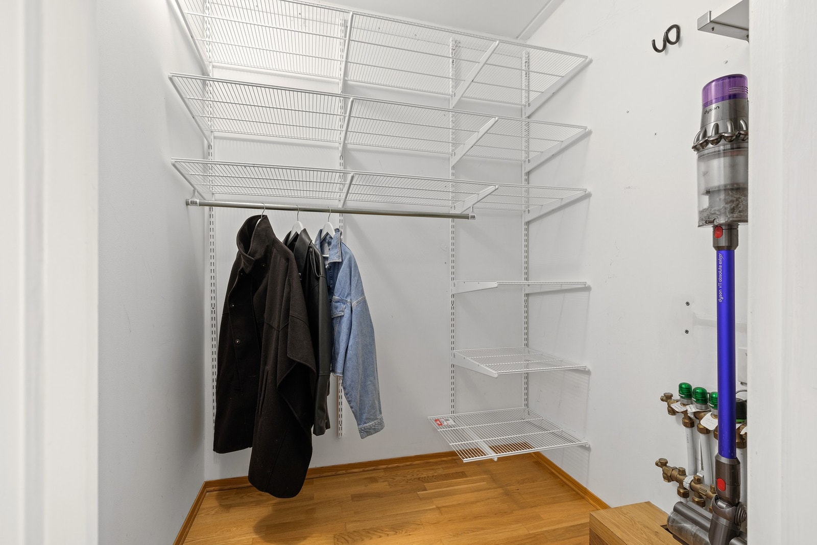 Innvendig bod med god lagringskapasitet. Galleribilde