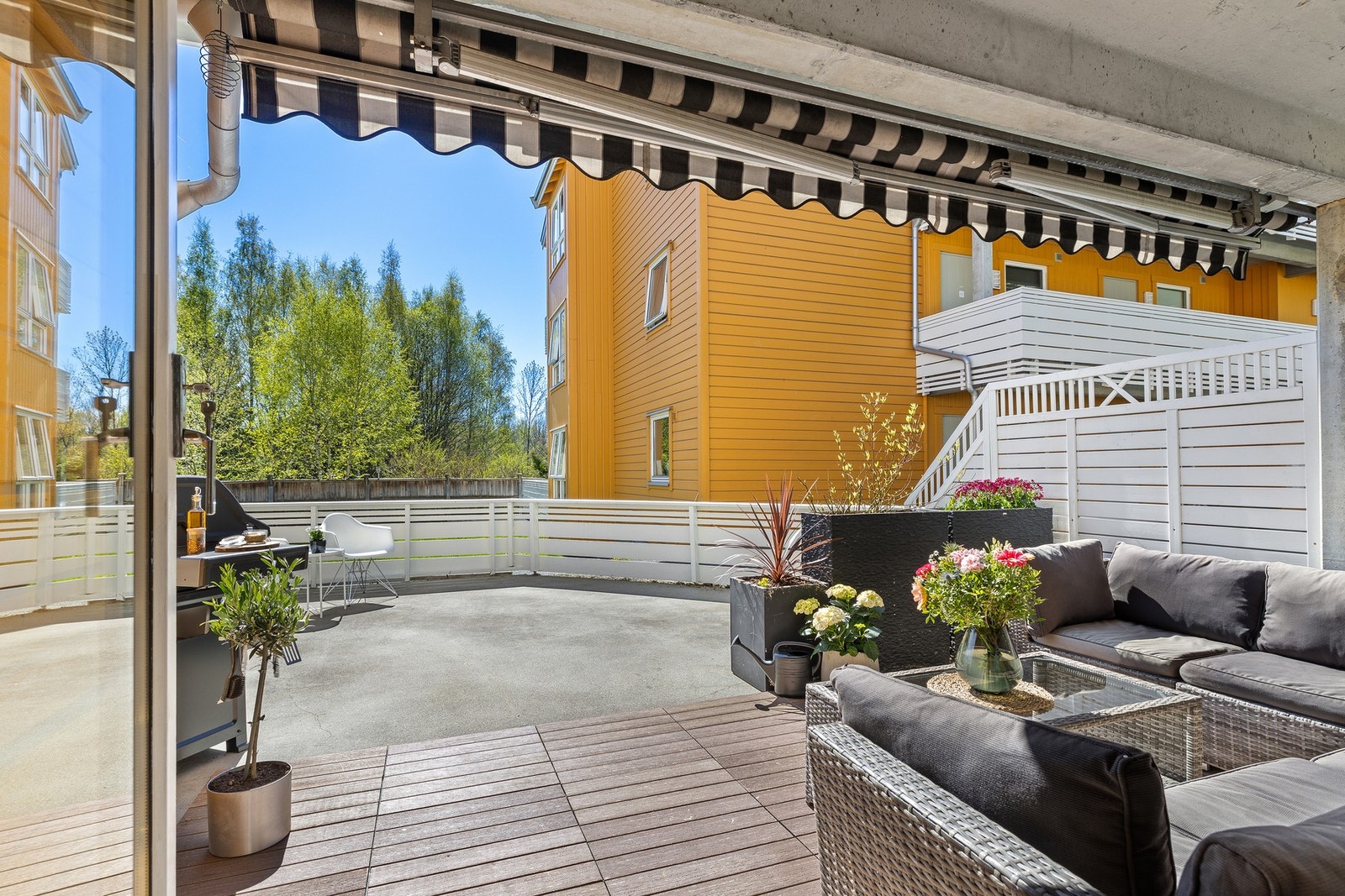 Leiligheten har tilgang til en sørvendt delvis overbygget terrasse med godt areal og tilgang til bod. Galleribilde