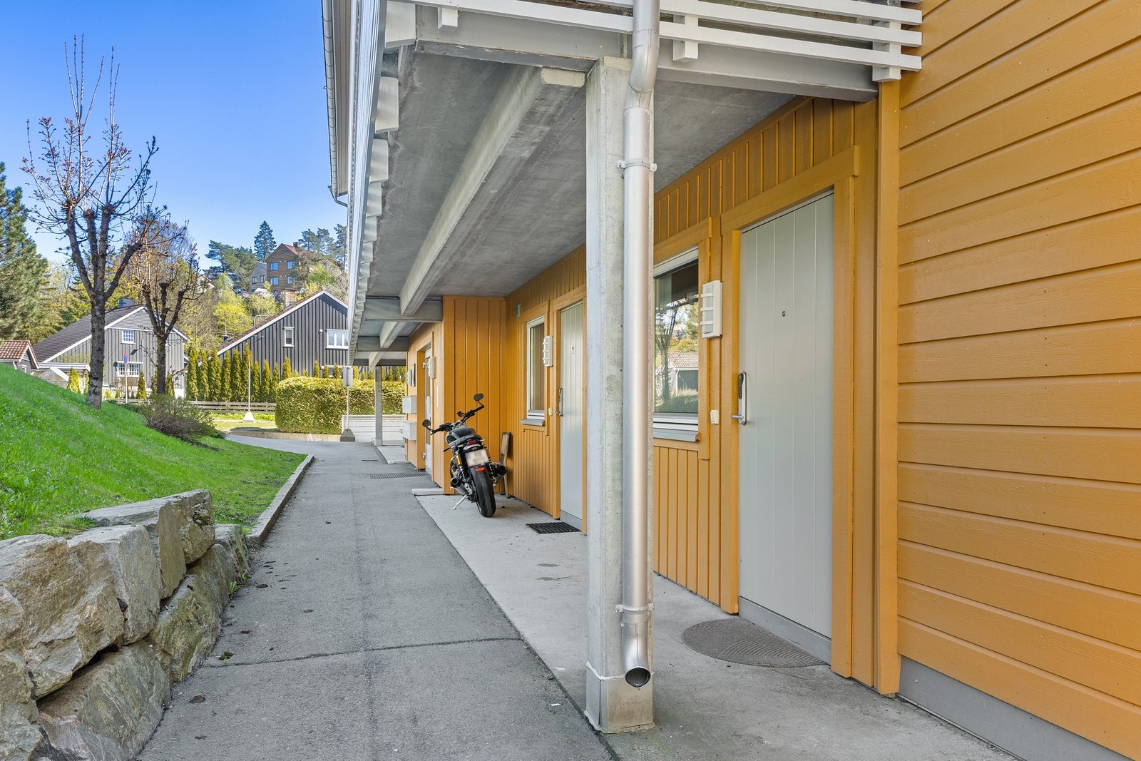 Leiligheten har adkomst via felles gårdsplass og overbygd inngangsparti til felles oppgang i 1. etasje. Galleribilde