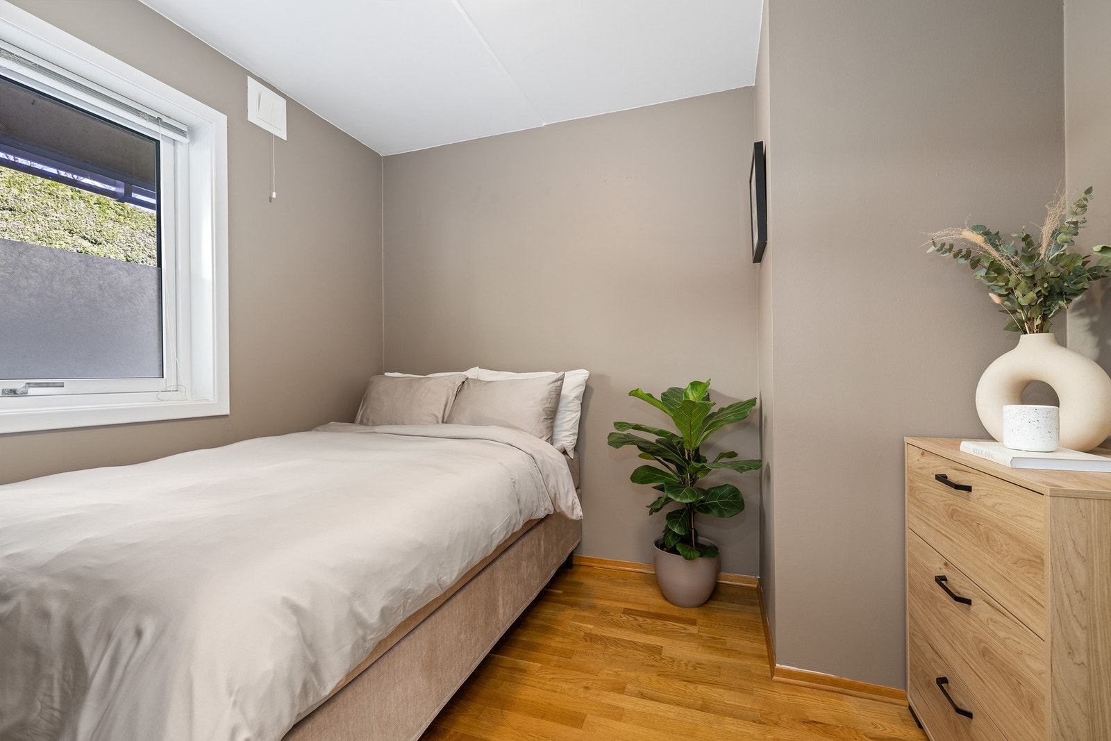 Det andre soverommet egner seg godt som barnerom, gjesterom eller kontor, med plass til seng og oppbevaring. Galleribilde
