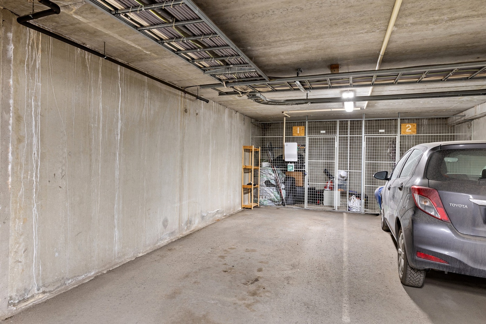 Med boligen følger biloppstillingsplass m/ EL i felles garasjeanlegg. I tillegg er det gjesteparkering i sameiet. Galleribilde