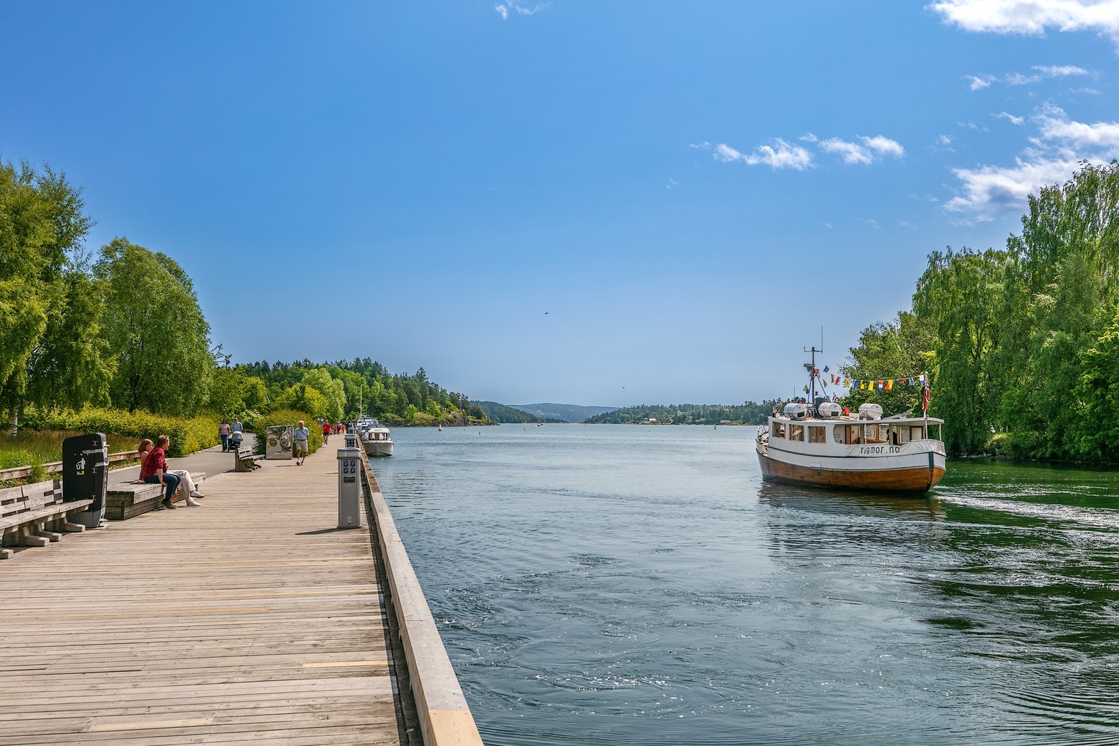 Elvepromenaden tar deg rett ut til fjorden med Kadettangen og Kalvøya. Bryggeanlegget ved elven er pent oppgradert, og omkranses av hyggelige uteservering i sommermånedene. Galleribilde