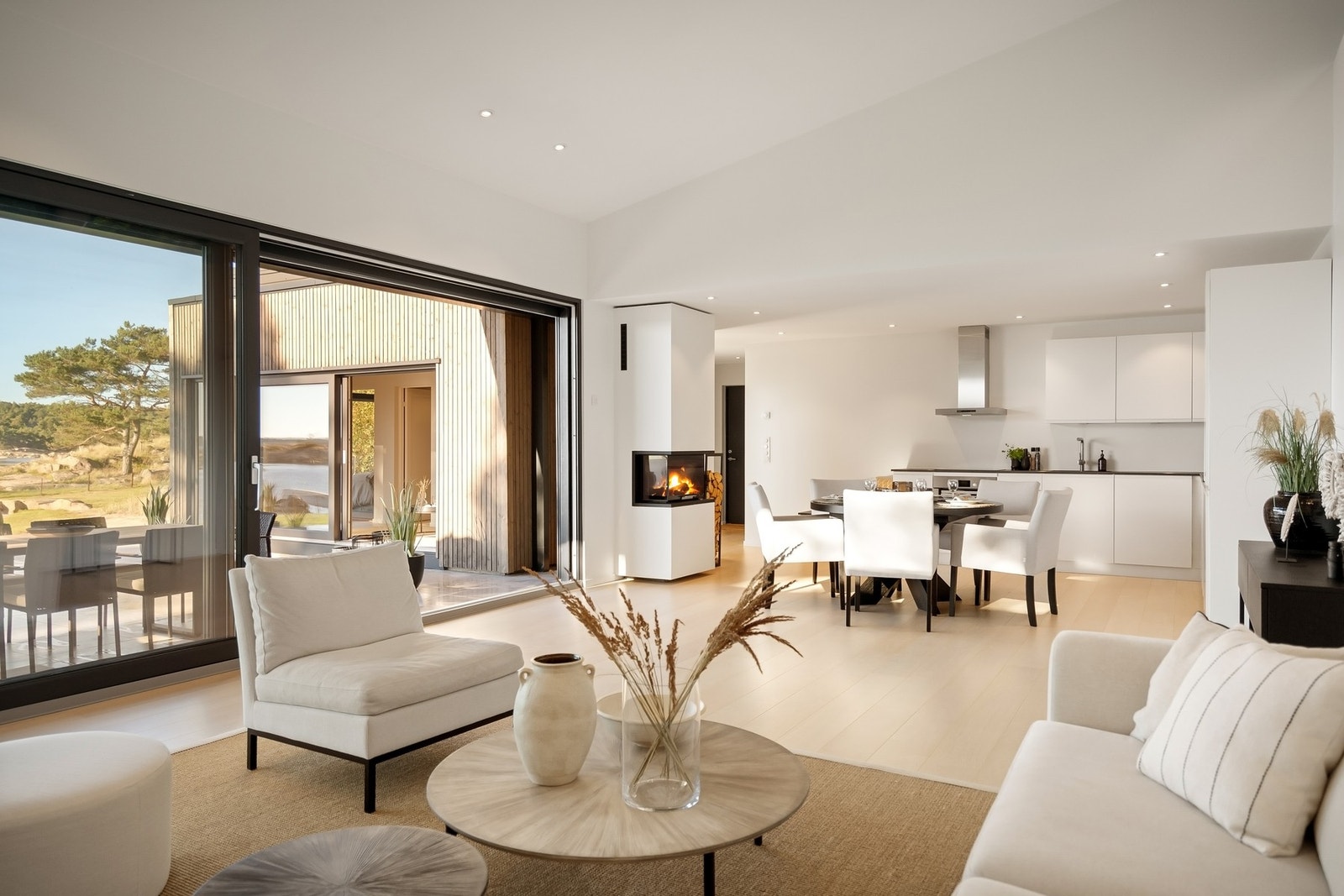 Stue har høy takhimling med downlights Galleribilde