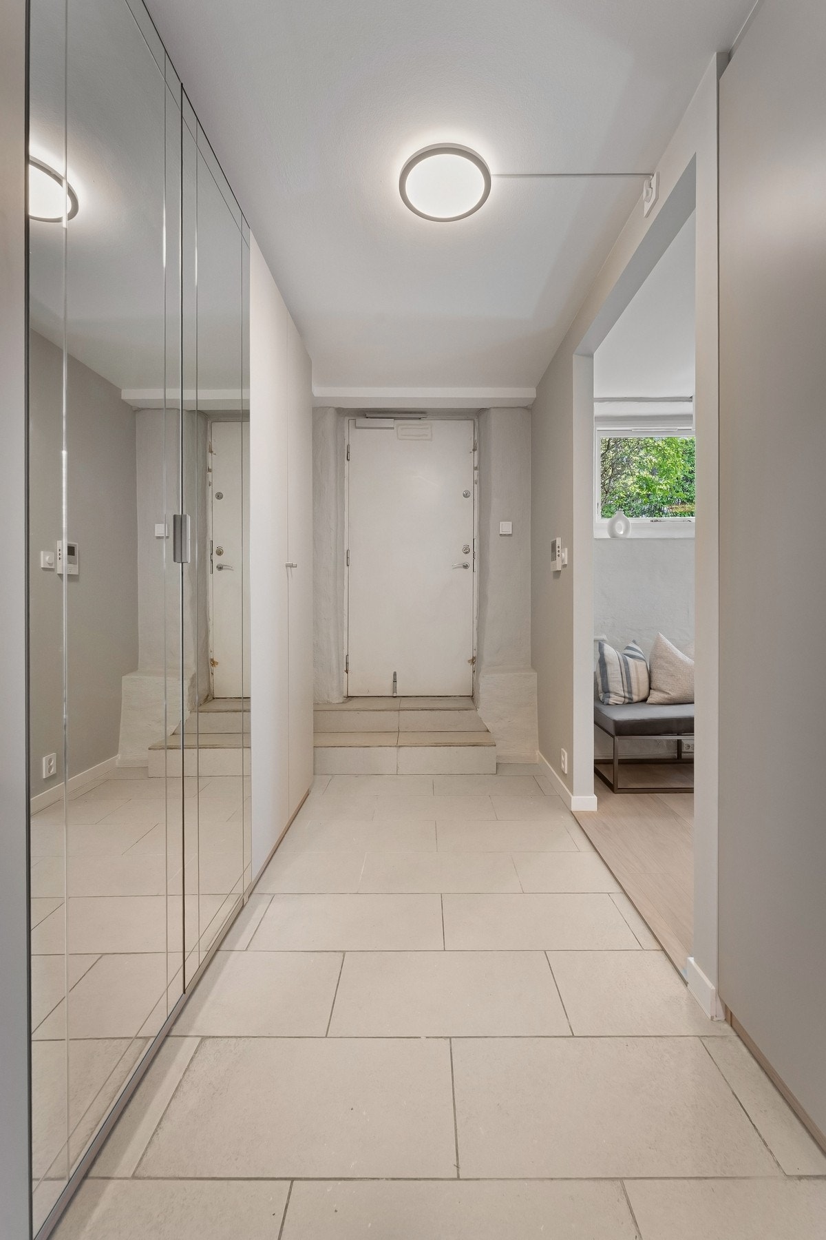 Entré med garderobeskap. Flislagt gulv med varmekabler. Det er også egen garderobe ved entréen. Galleribilde