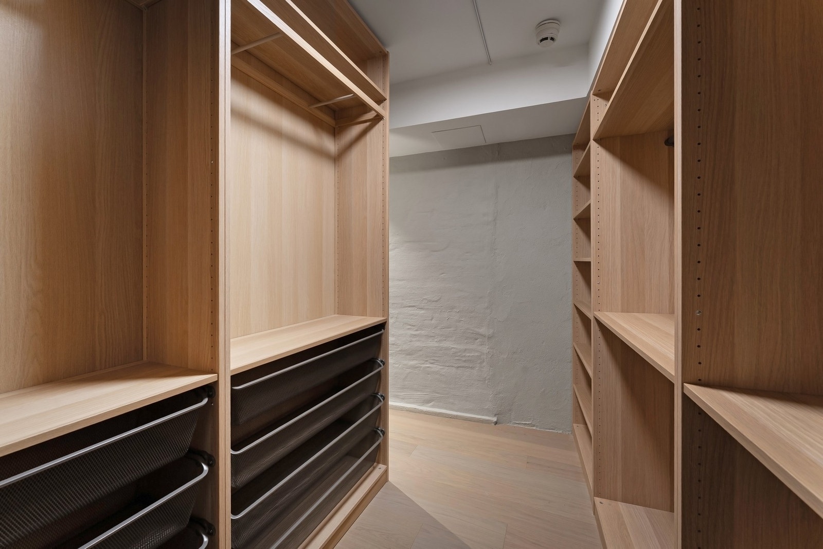 Meget praktisk med eget walk-in closet - perfekt for oppbevaring. Galleribilde