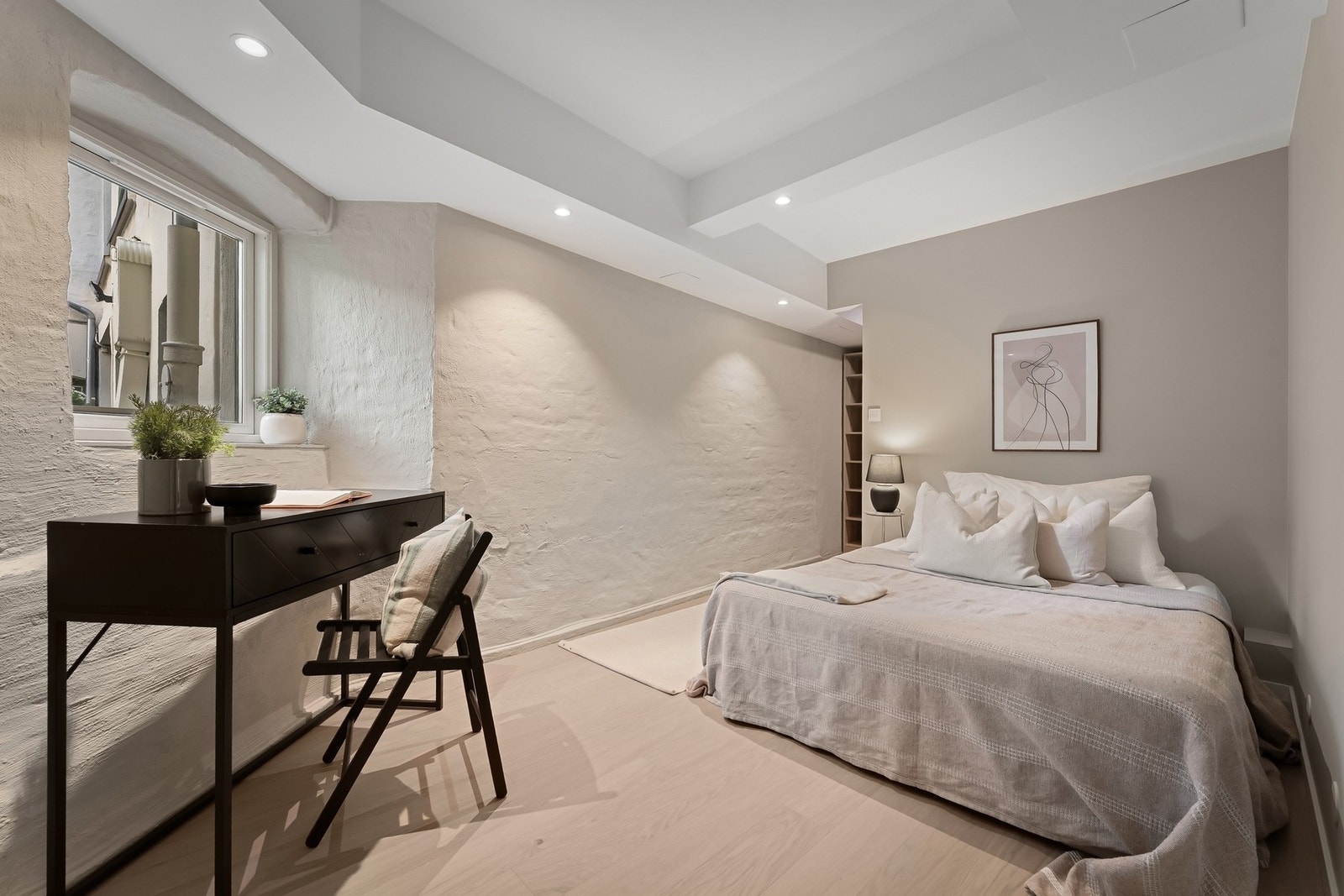 Master soverom som vender inn mot rolig bakgård med eget walk-in-closet. Galleribilde
