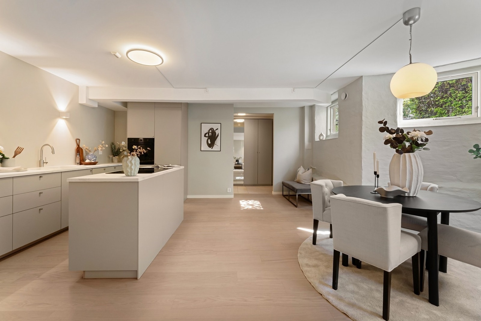 Bygården har en svært fin og tilbaketrukket beliggenhet uten innsyn fra vei. Galleribilde