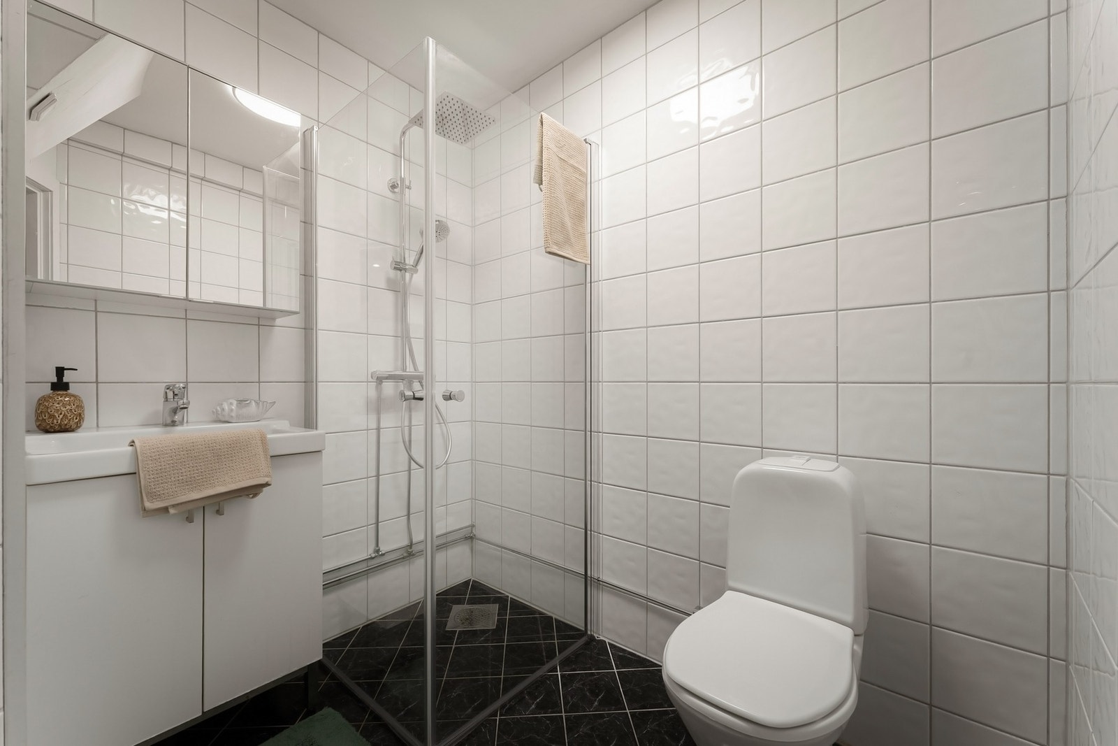 To komplette baderom med varmekabler - begge med dusj og wc. Galleribilde