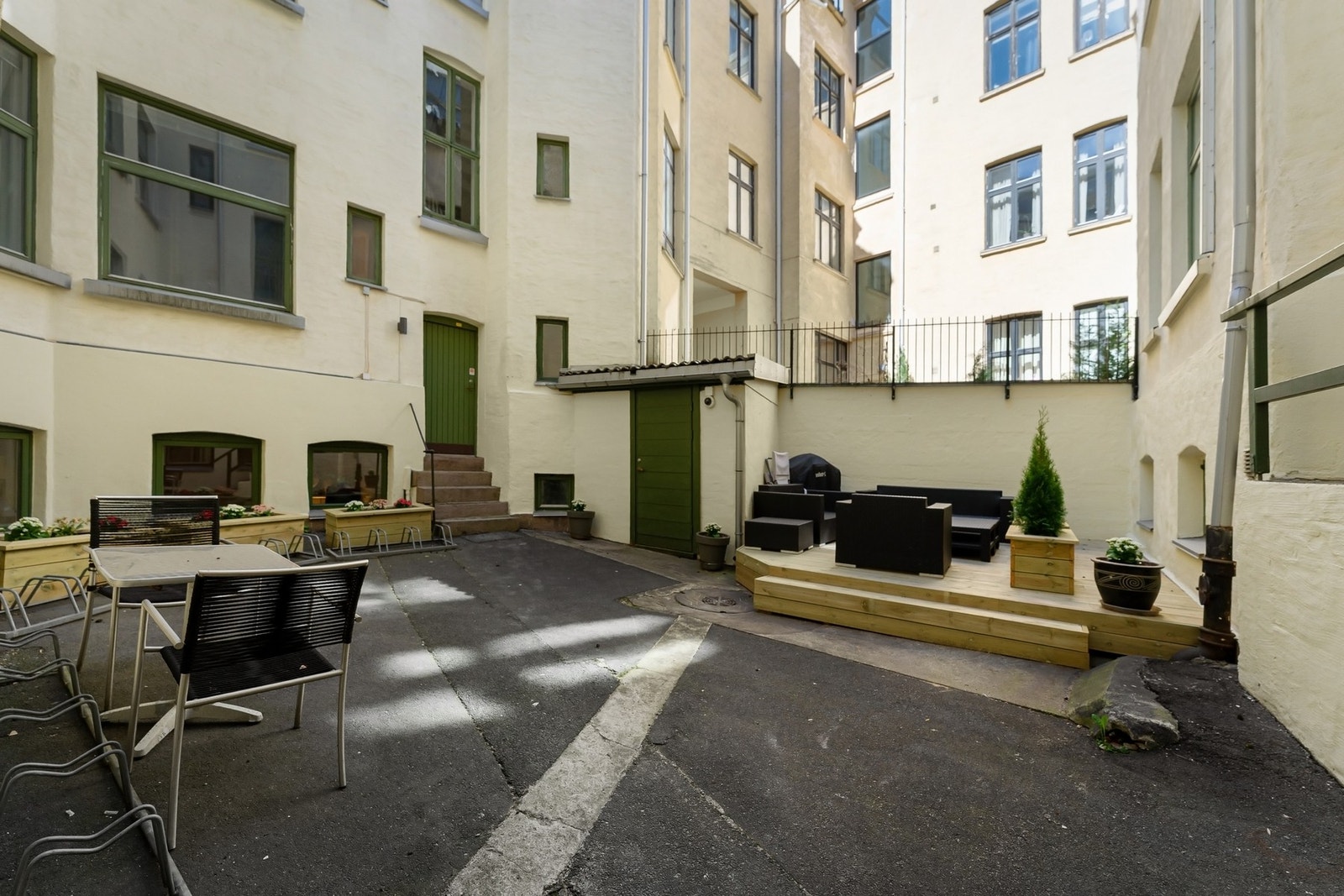 Felles terrasse/uteplass i gårdsrom for leilighetene i 1. etg og u.etg. Galleribilde