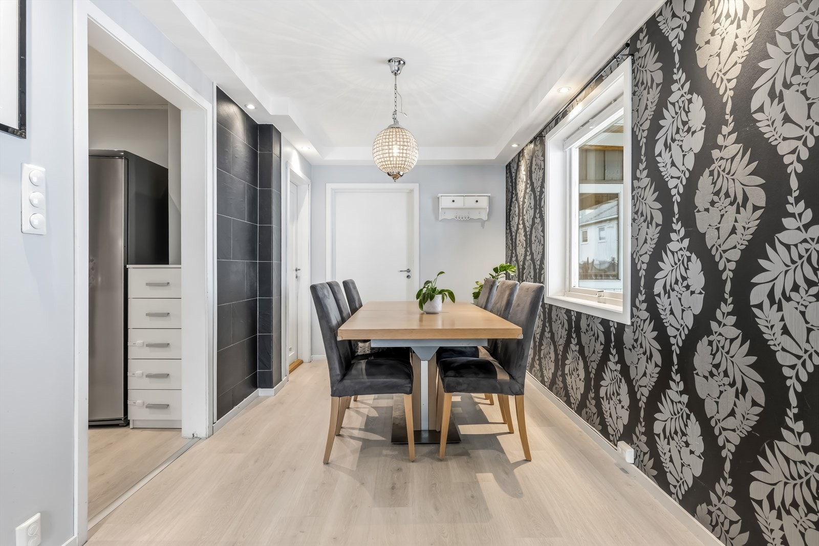 Spisestuen ligger i åpen forbindelse med stuen og har plass til et stort spisebord for hyggelige sammenkomster. Galleribilde